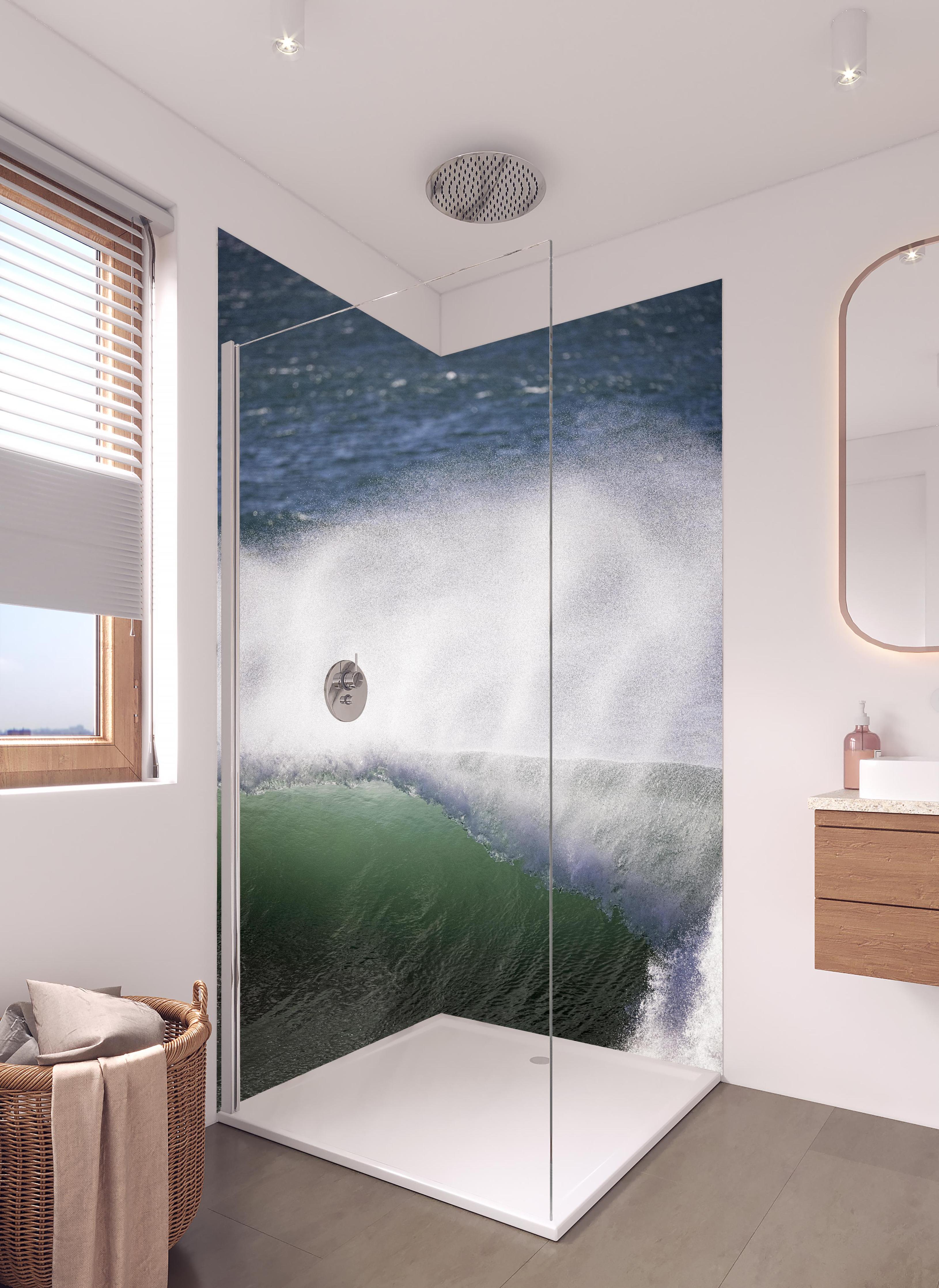 Duschrückwand - Grau-Weißes Meeresschauspiel mit Kraft in hellem Badezimmer mit Regenduschkopf - zweiteilige Eck-Duschrückwand