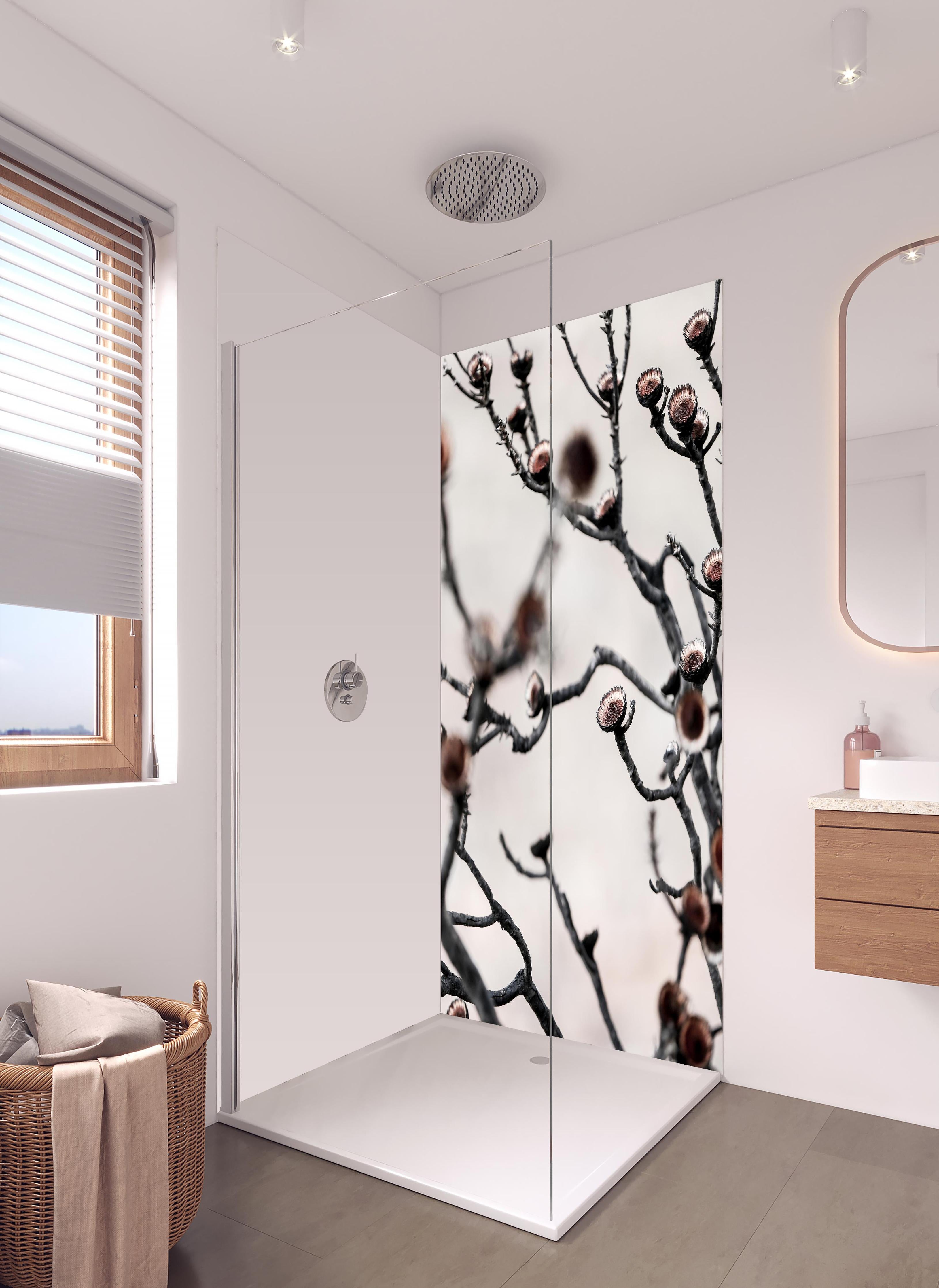 Duschrückwand - Grau-weiße Äste in High-Key Beleuchtung in hellem Badezimmer mit Regenduschkopf - zweiteilige Eck-Duschrückwand