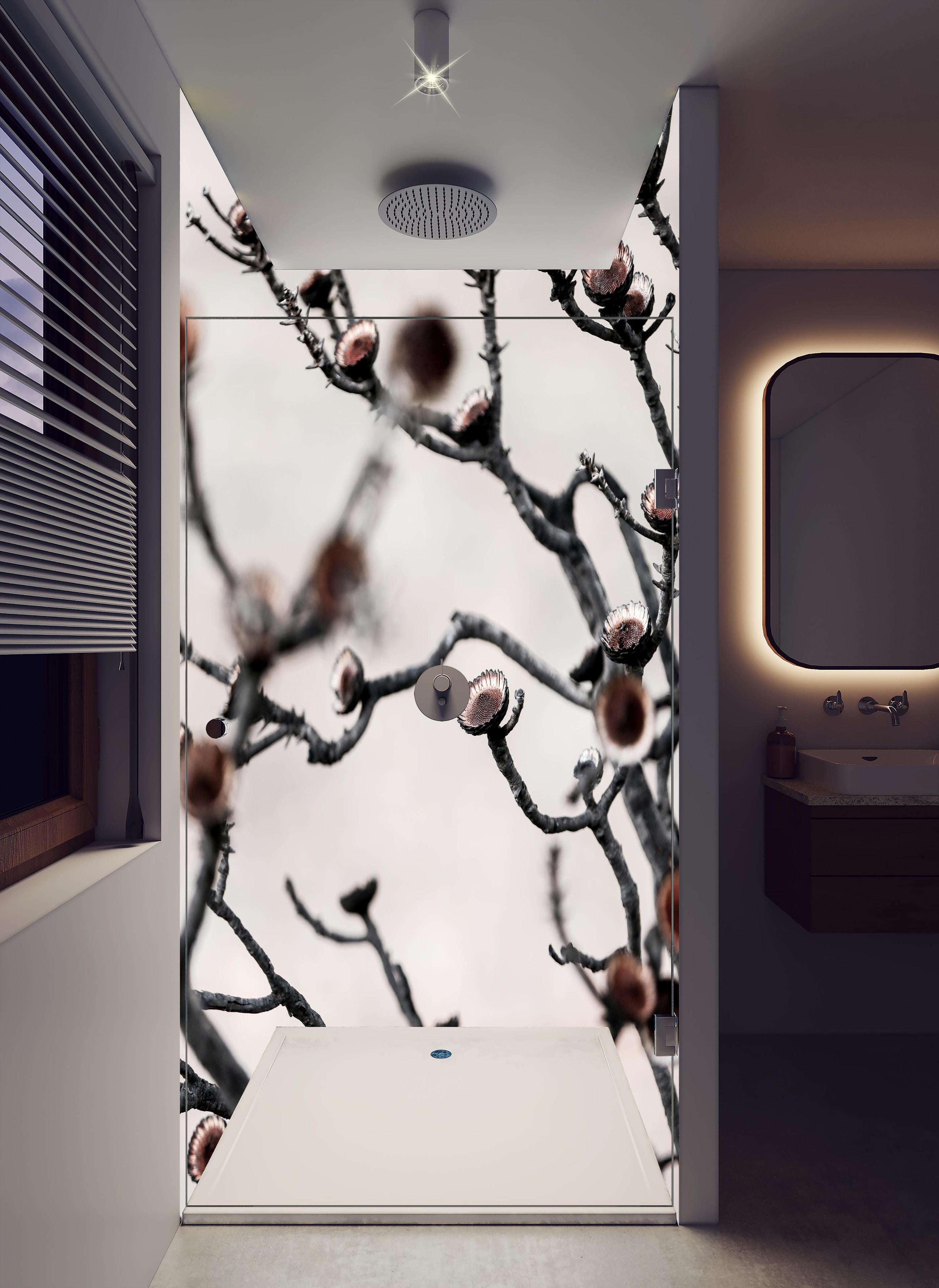Duschrückwand - Grau-weiße Äste in High-Key Beleuchtung in hellem Badezimmer mit Regenduschkopf - zweiteilige Eck-Duschrückwand