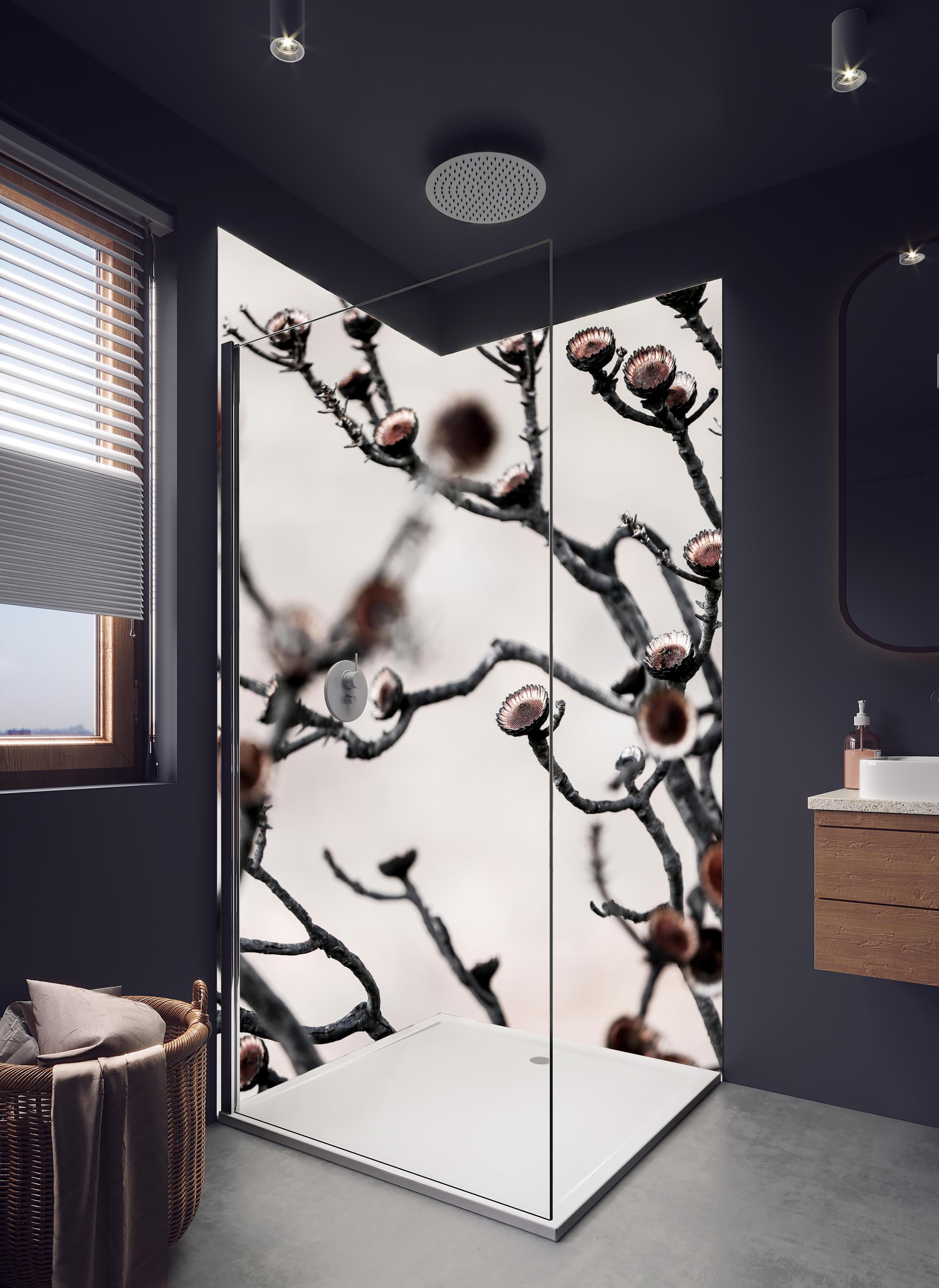 Duschrückwand - Grau-weiße Äste in High-Key Beleuchtung in hellem Badezimmer mit Regenduschkopf - zweiteilige Eck-Duschrückwand