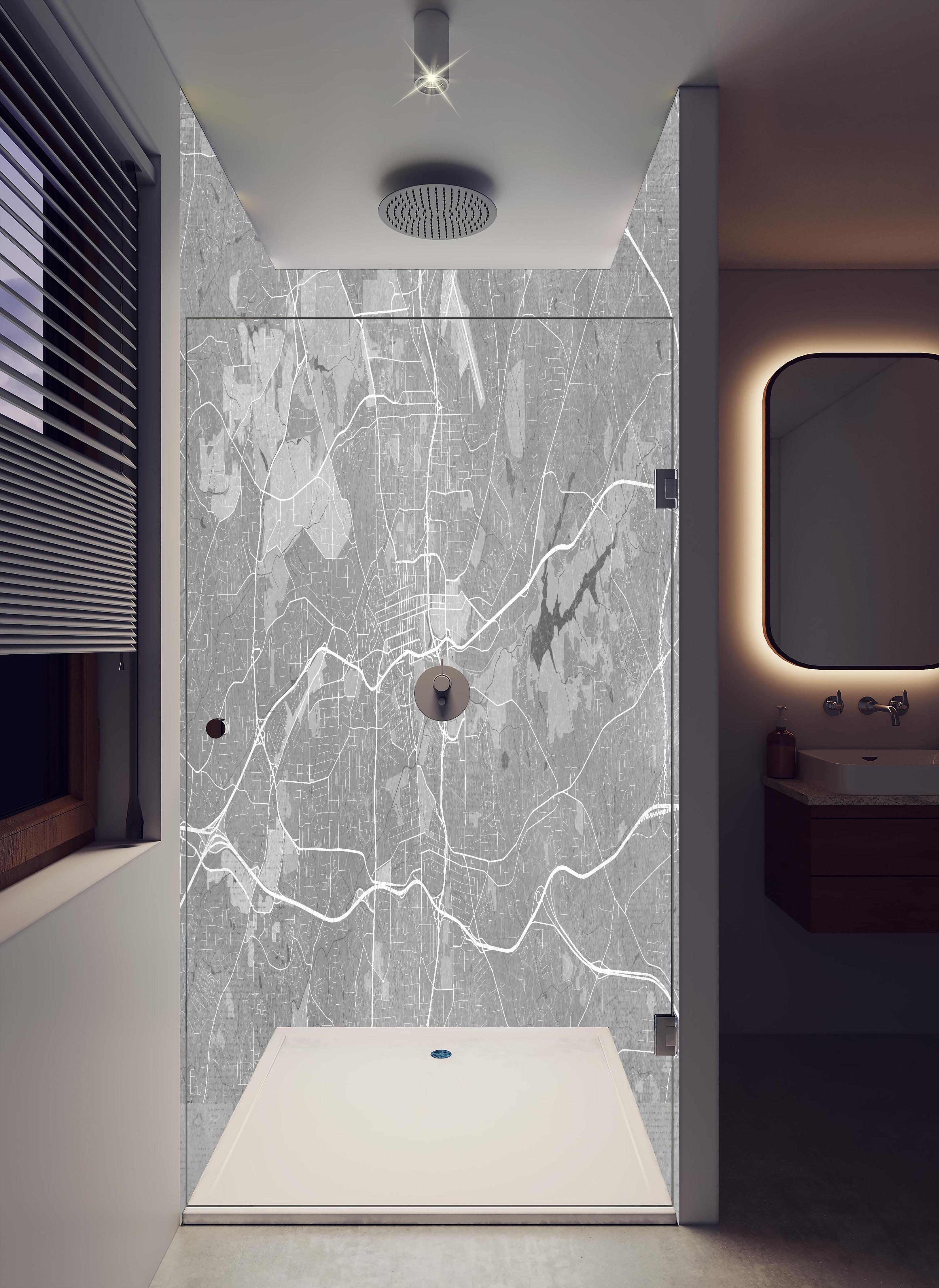 Duschrückwand - Grau-weißer Vintage-Stadtplan Winston Salem in hellem Badezimmer mit Regenduschkopf - zweiteilige Eck-Duschrückwand
