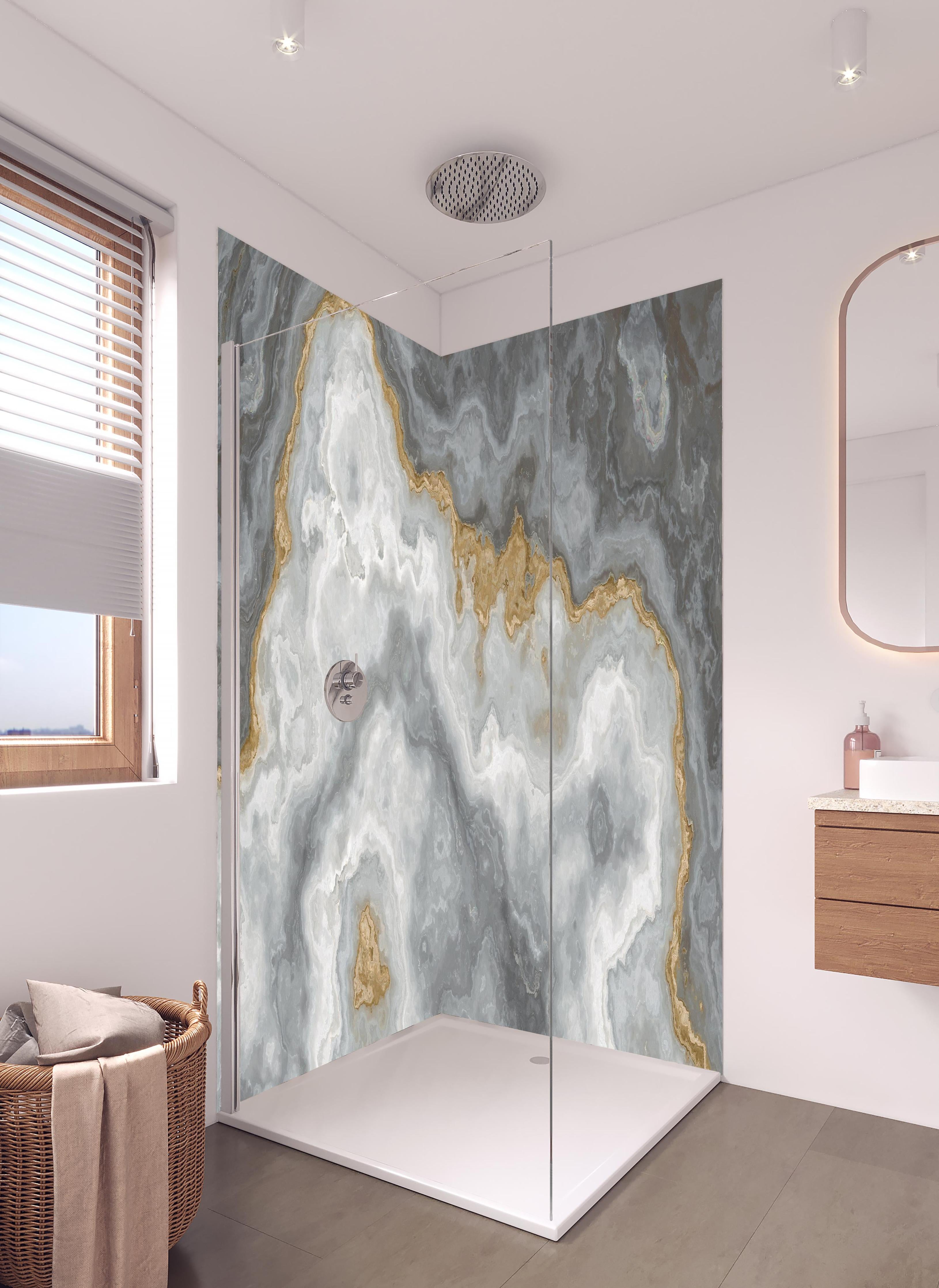 Duschrückwand - Grau-weißes Marmormuster in hellem Badezimmer mit Regenduschkopf - zweiteilige Eck-Duschrückwand