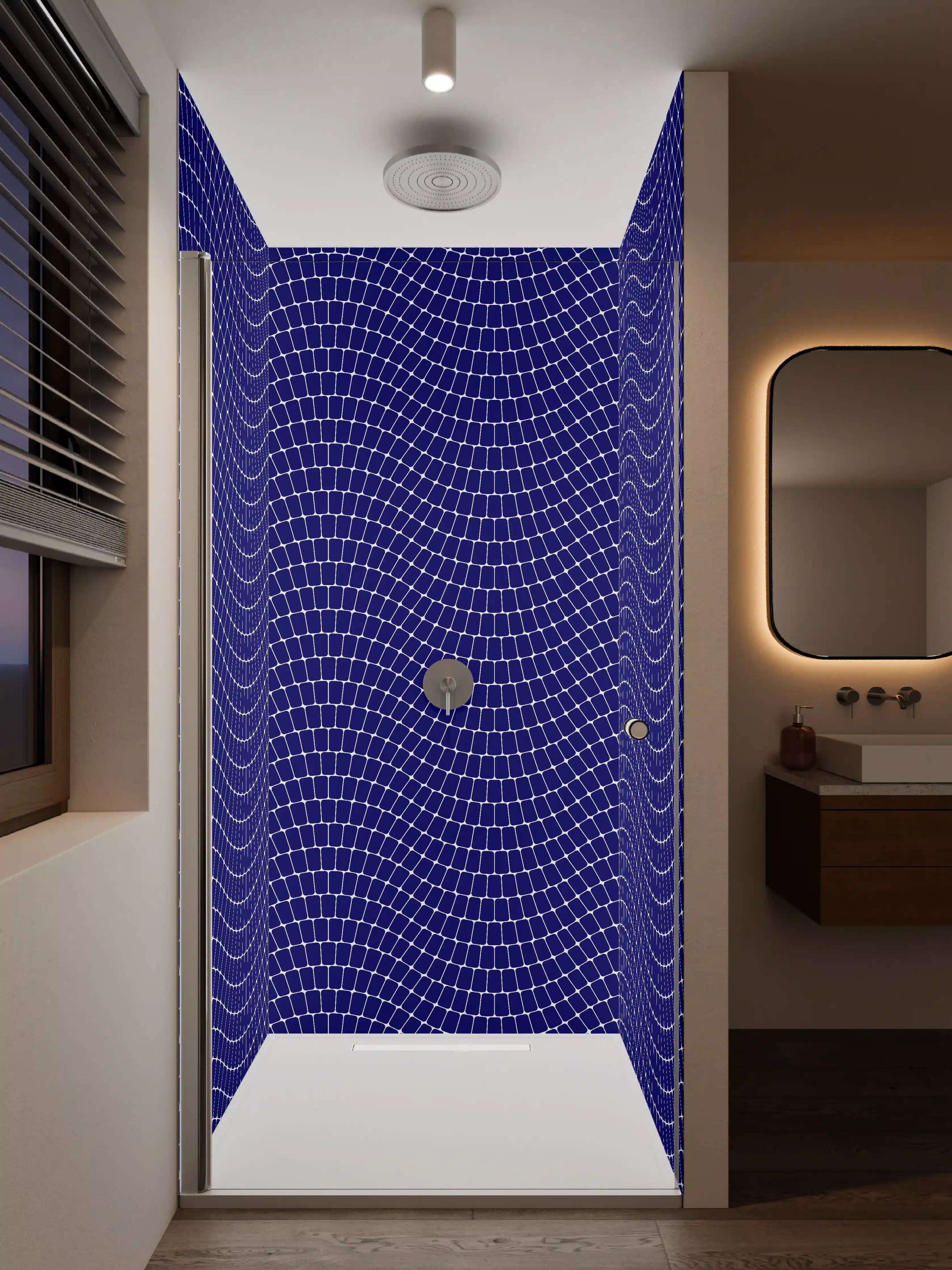 Duschrückwand - Graues Mosaik in Blauweiß