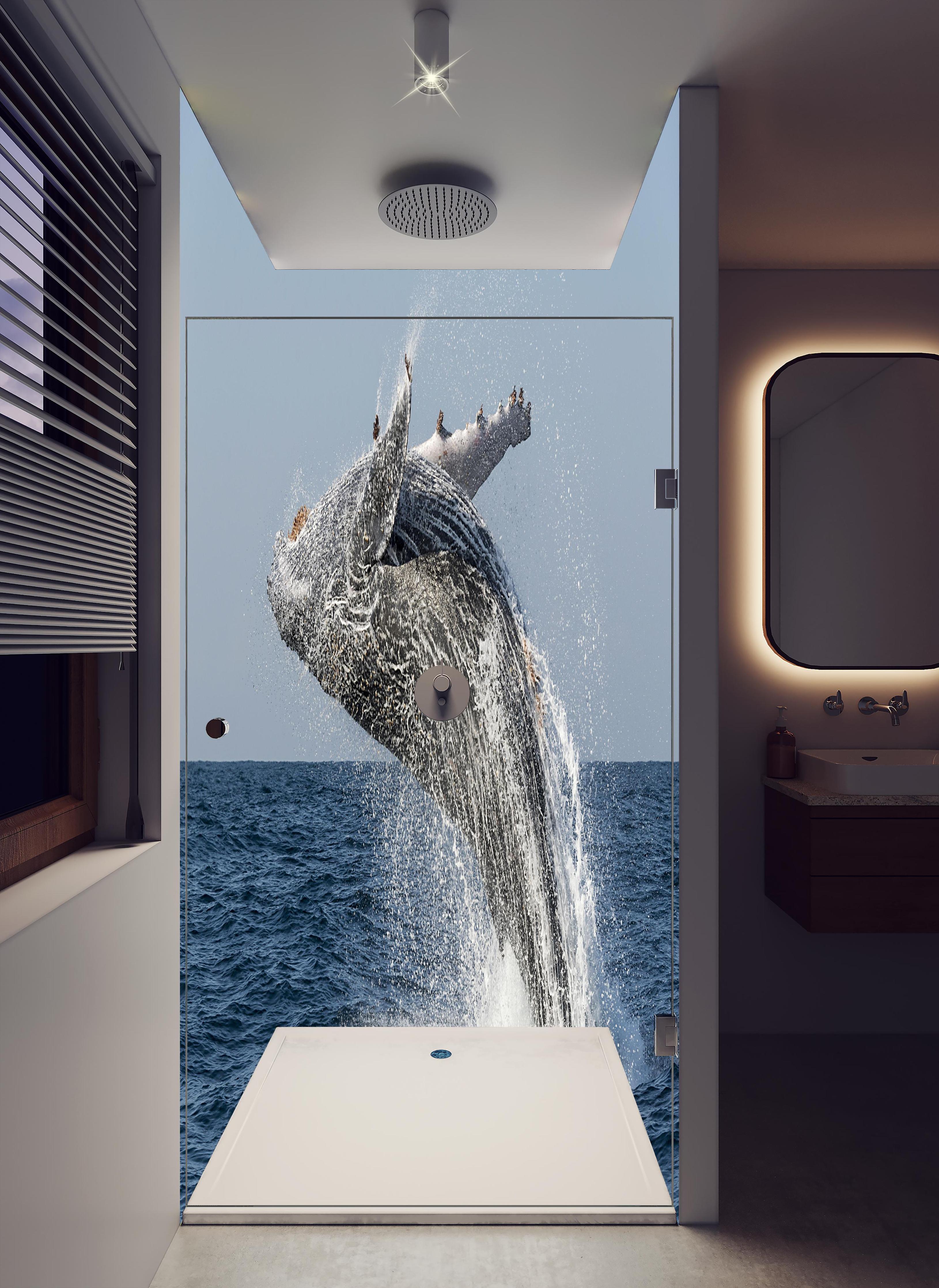 Duschrückwand - Großer Buckelwal beim Auftauchen in hellem Badezimmer mit Regenduschkopf - zweiteilige Eck-Duschrückwand