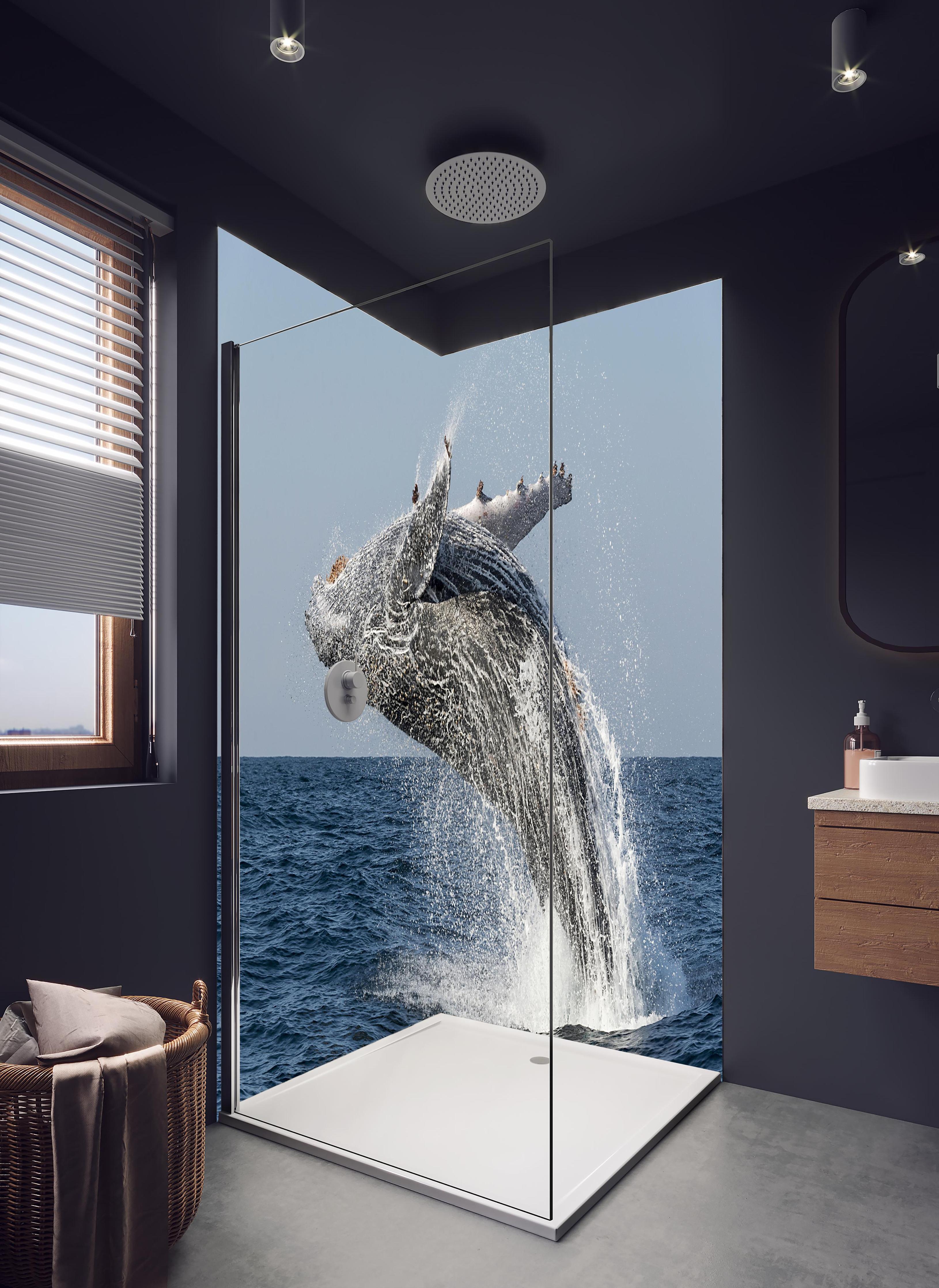 Duschrückwand - Großer Buckelwal beim Auftauchen in hellem Badezimmer mit Regenduschkopf - zweiteilige Eck-Duschrückwand