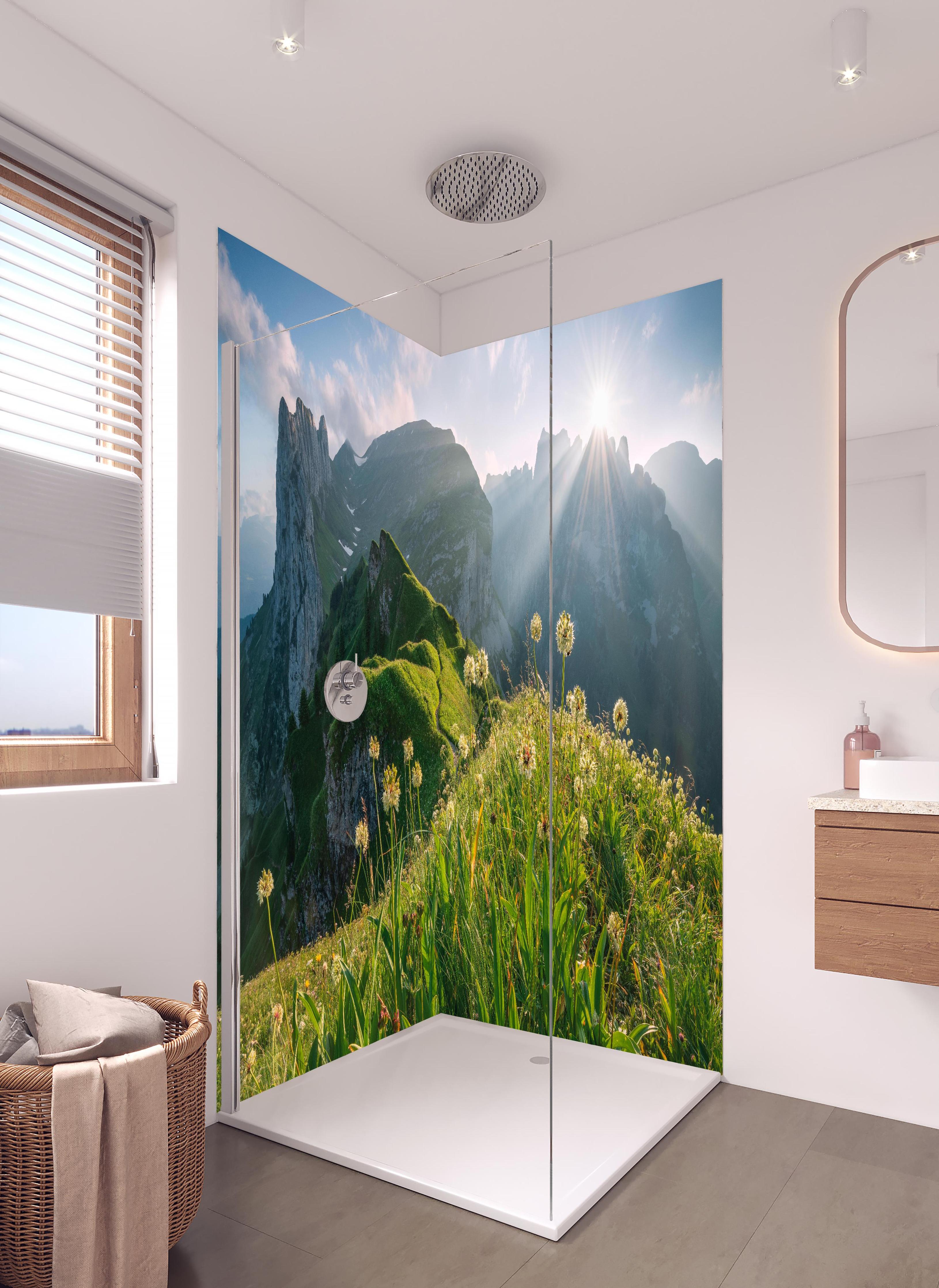 Duschrückwand - Grüne Alpenwiese mit Sommerblumen in hellem Badezimmer mit Regenduschkopf - zweiteilige Eck-Duschrückwand