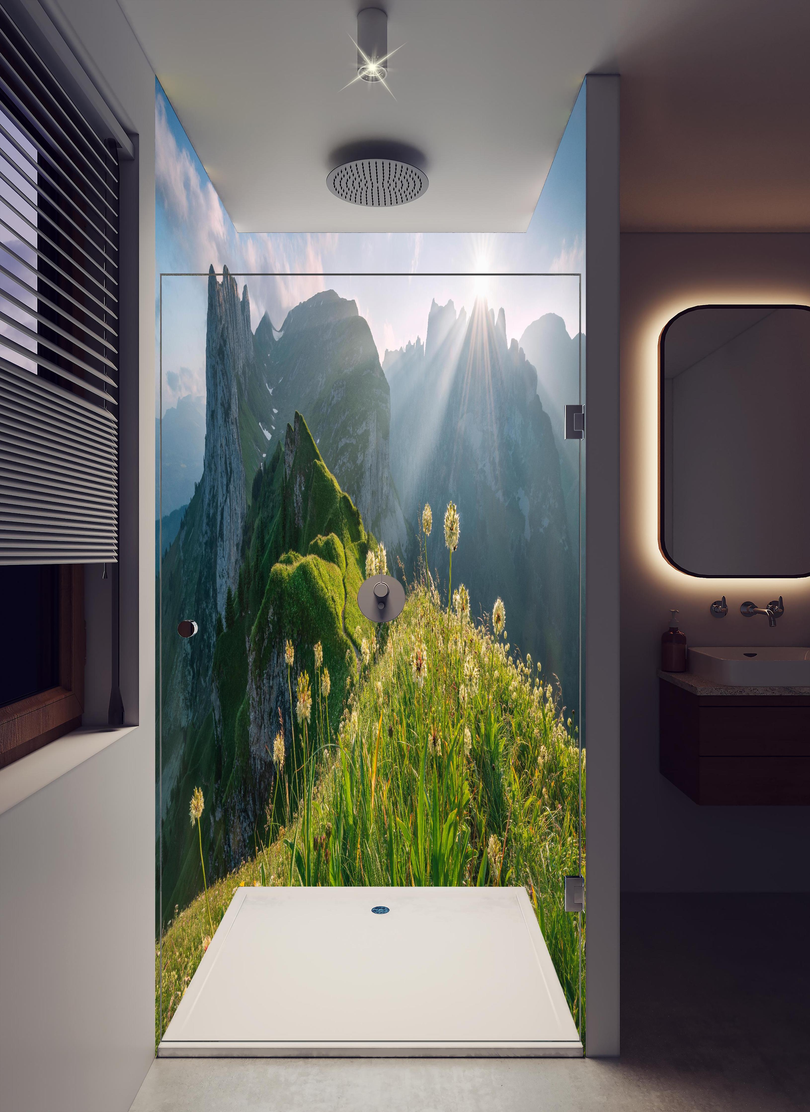 Duschrückwand - Grüne Alpenwiese mit Sommerblumen in hellem Badezimmer mit Regenduschkopf - zweiteilige Eck-Duschrückwand