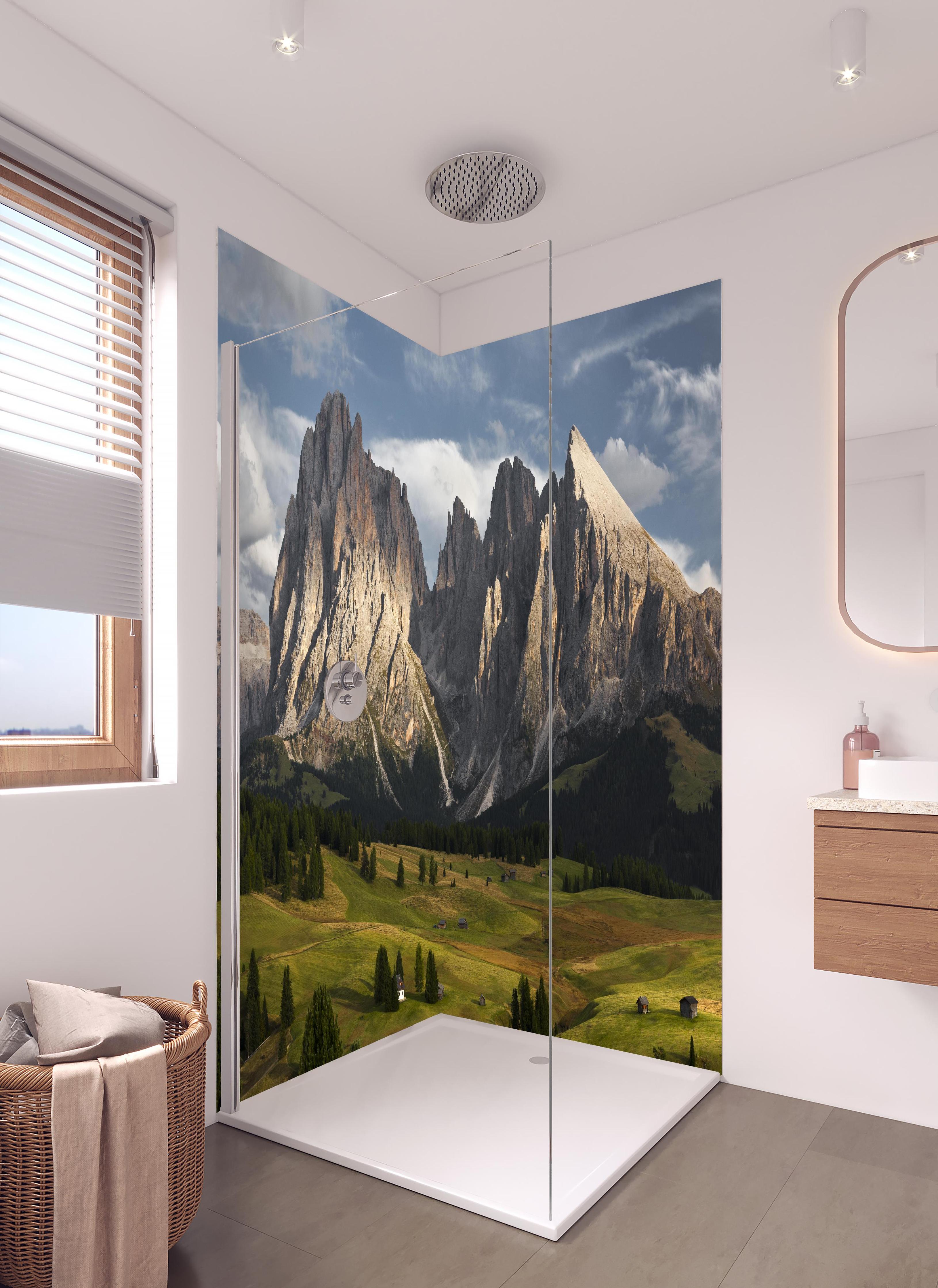 Duschrückwand - Grüne Alpenwiesen vor Dolomiten-Gipfeln in hellem Badezimmer mit Regenduschkopf - zweiteilige Eck-Duschrückwand