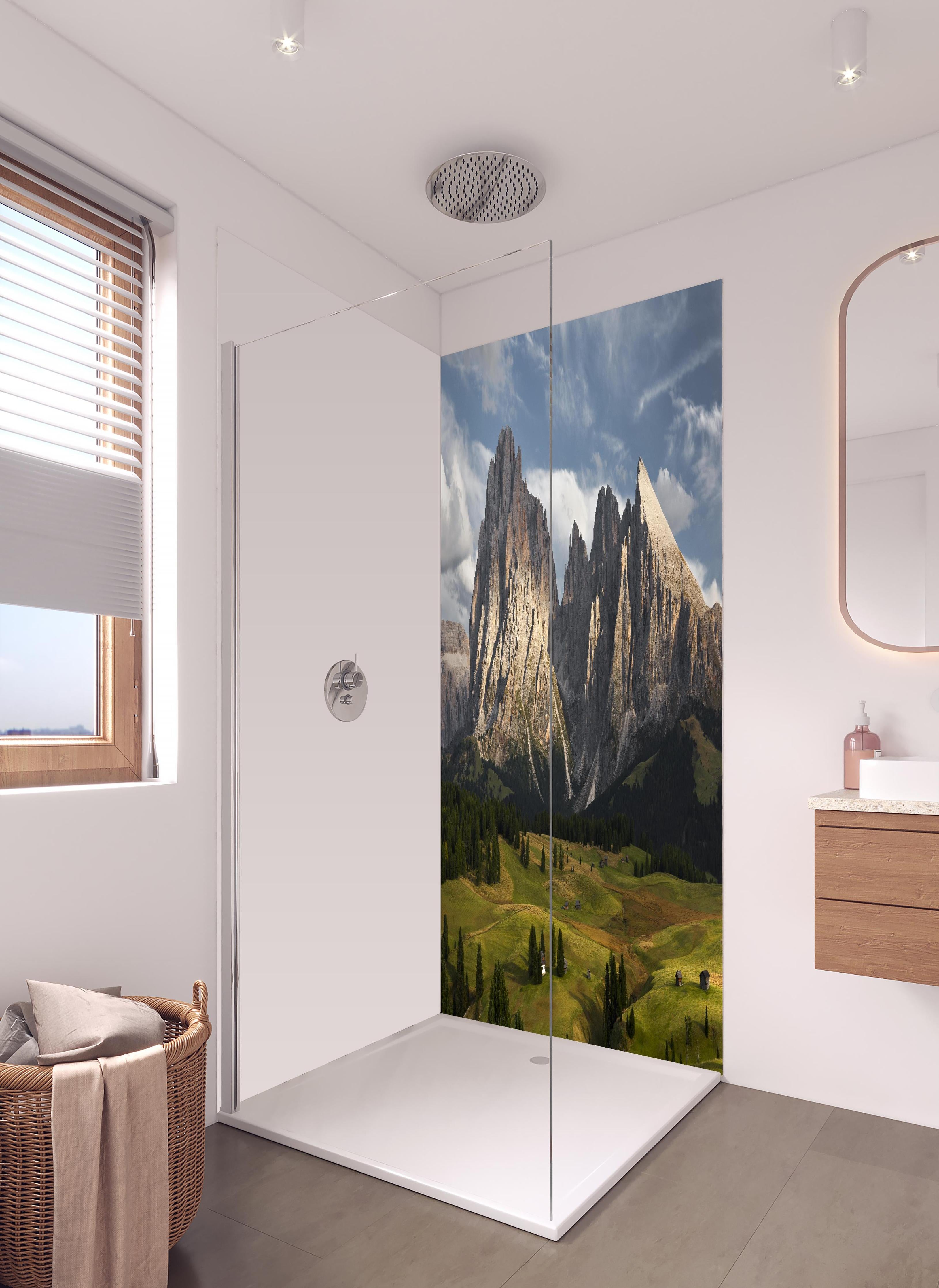 Duschrückwand - Grüne Alpenwiesen vor Dolomiten-Gipfeln in hellem Badezimmer mit Regenduschkopf - zweiteilige Eck-Duschrückwand