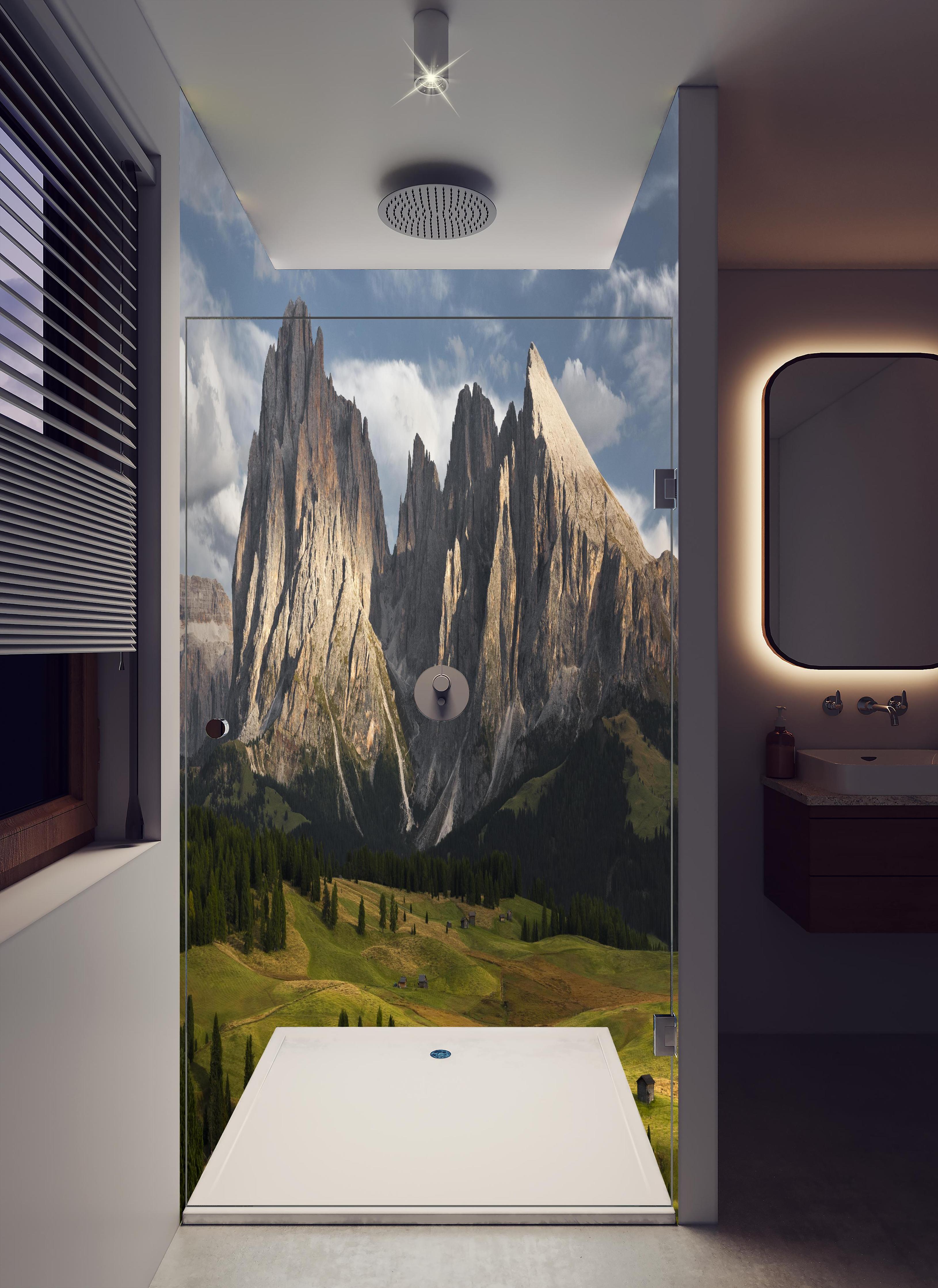Duschrückwand - Grüne Alpenwiesen vor Dolomiten-Gipfeln in hellem Badezimmer mit Regenduschkopf - zweiteilige Eck-Duschrückwand