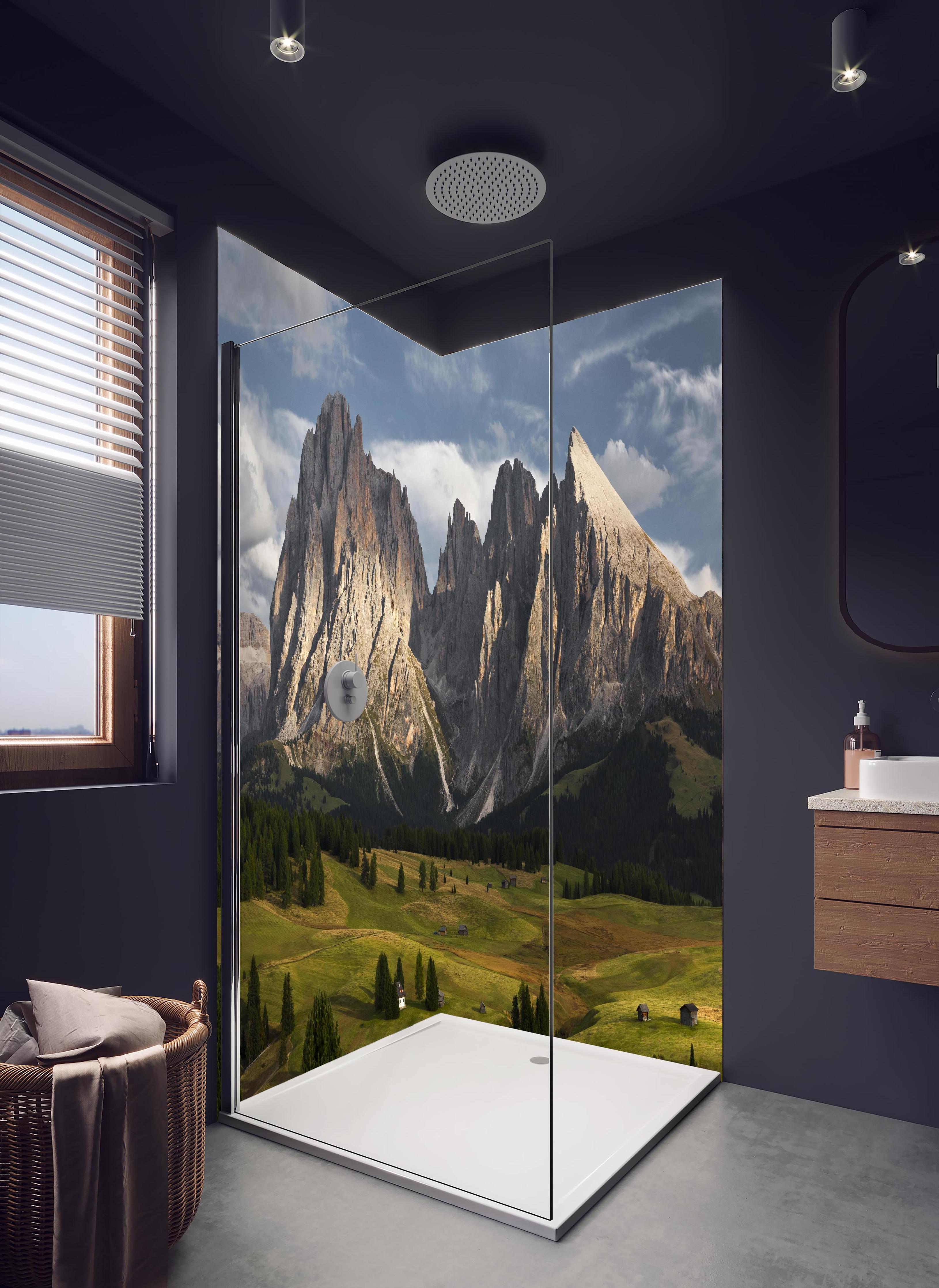 Duschrückwand - Grüne Alpenwiesen vor Dolomiten-Gipfeln in hellem Badezimmer mit Regenduschkopf - zweiteilige Eck-Duschrückwand