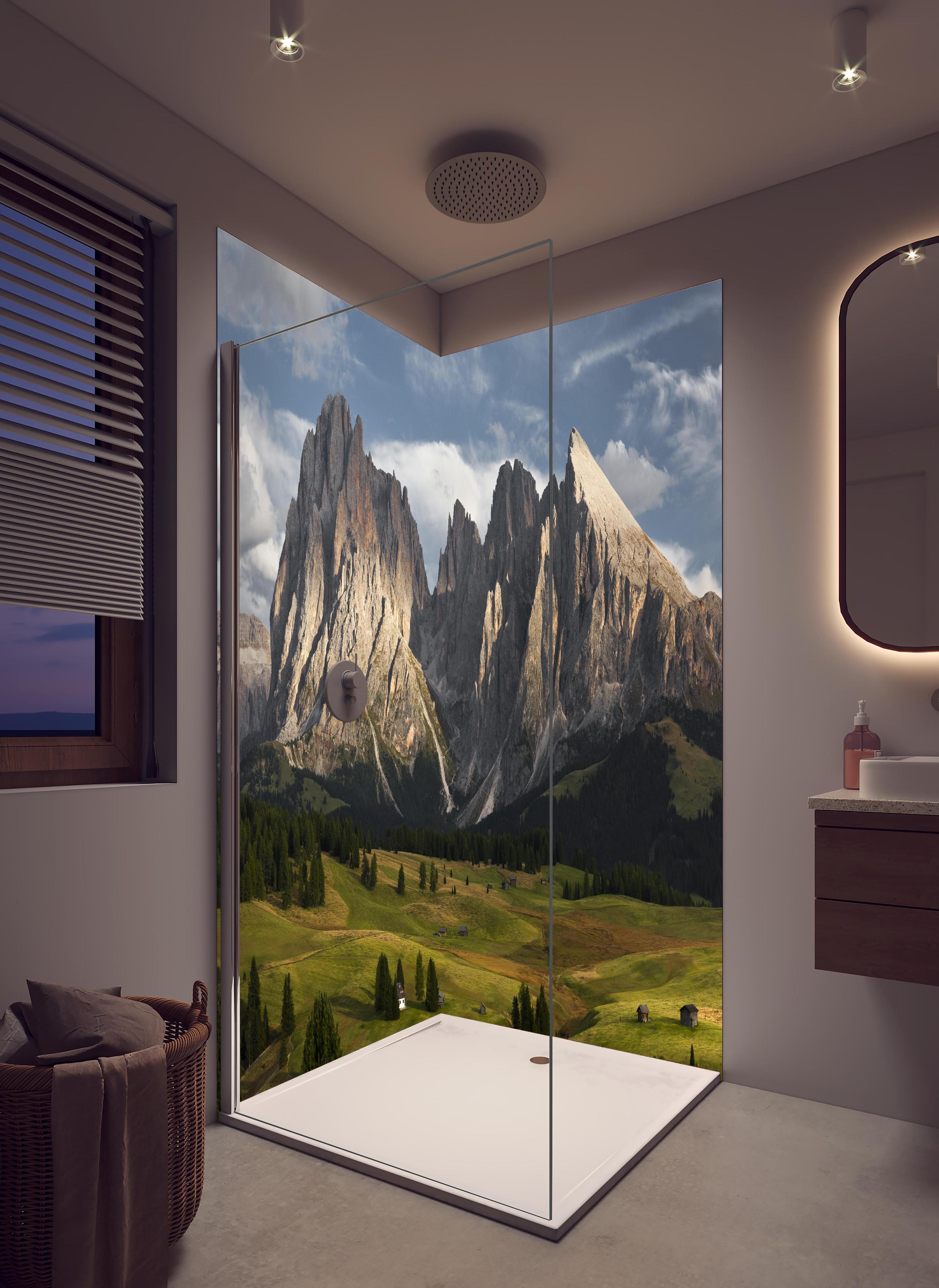 Duschrückwand - Grüne Alpenwiesen vor Dolomiten-Gipfeln in hellem Badezimmer mit Regenduschkopf - zweiteilige Eck-Duschrückwand