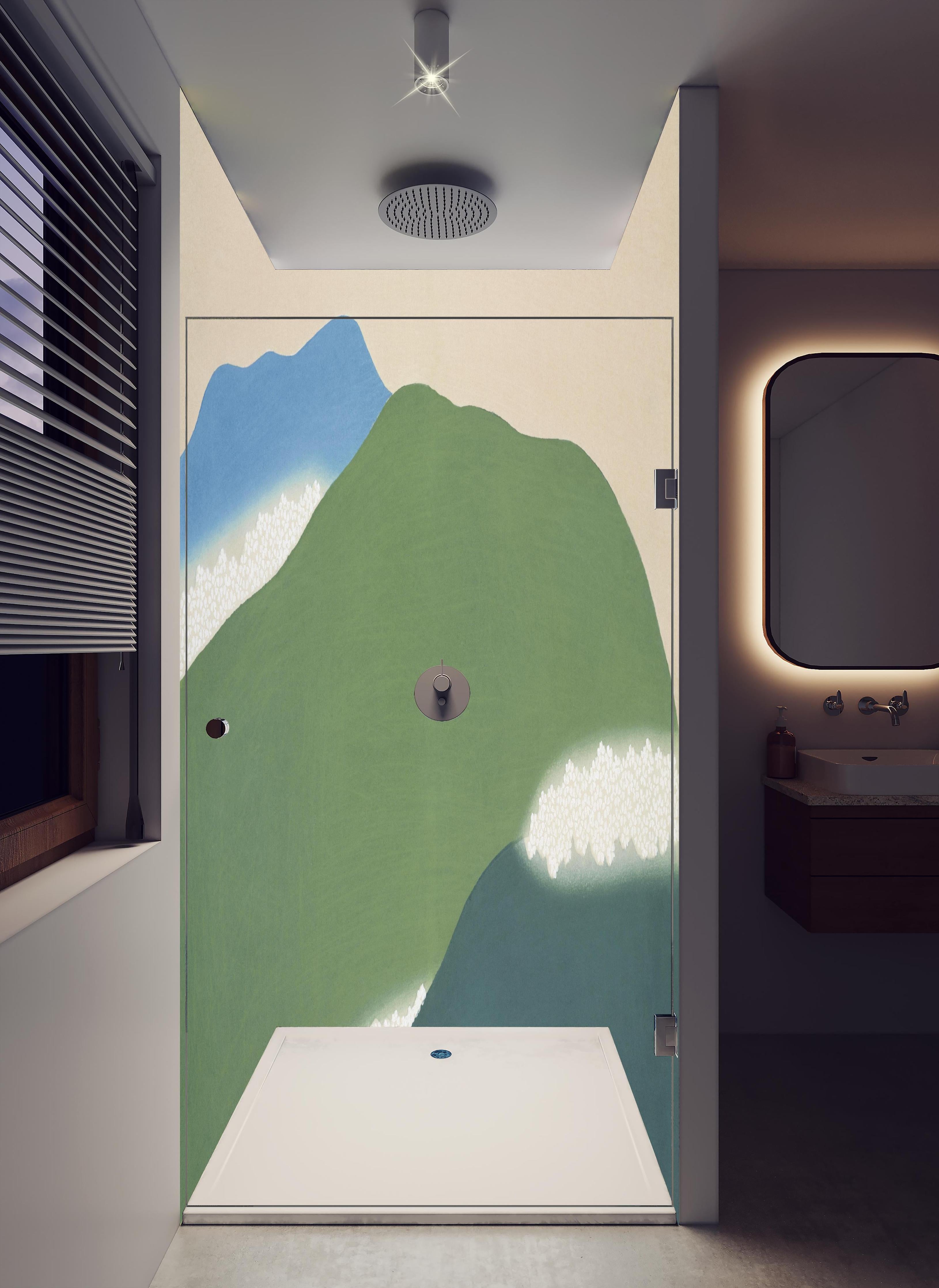 Duschrückwand - Grüne Berge von Kamisaka Sekka in hellem Badezimmer mit Regenduschkopf - zweiteilige Eck-Duschrückwand