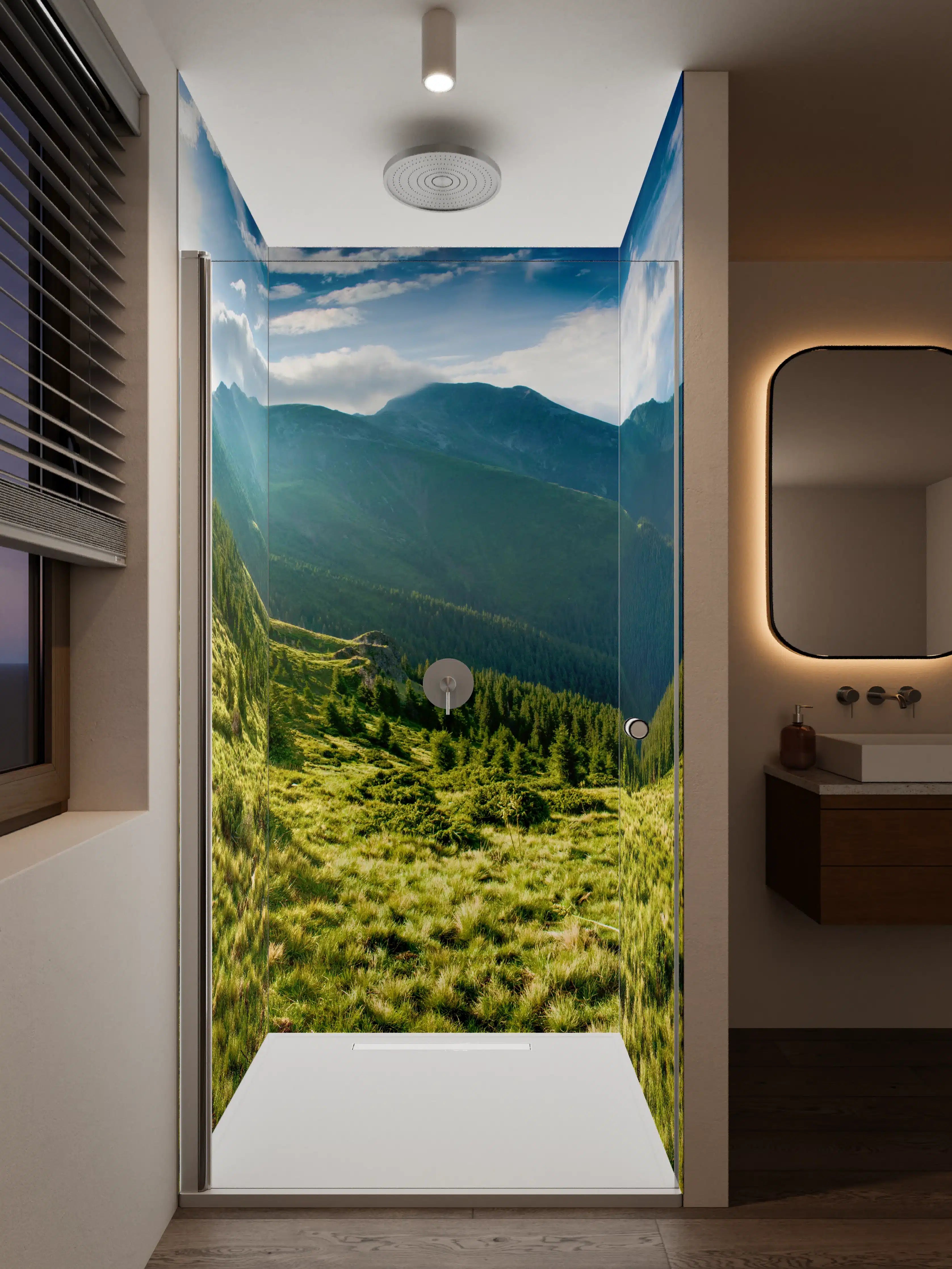 Duschrückwand - Grüne Berglandschaft im Sonnenschein