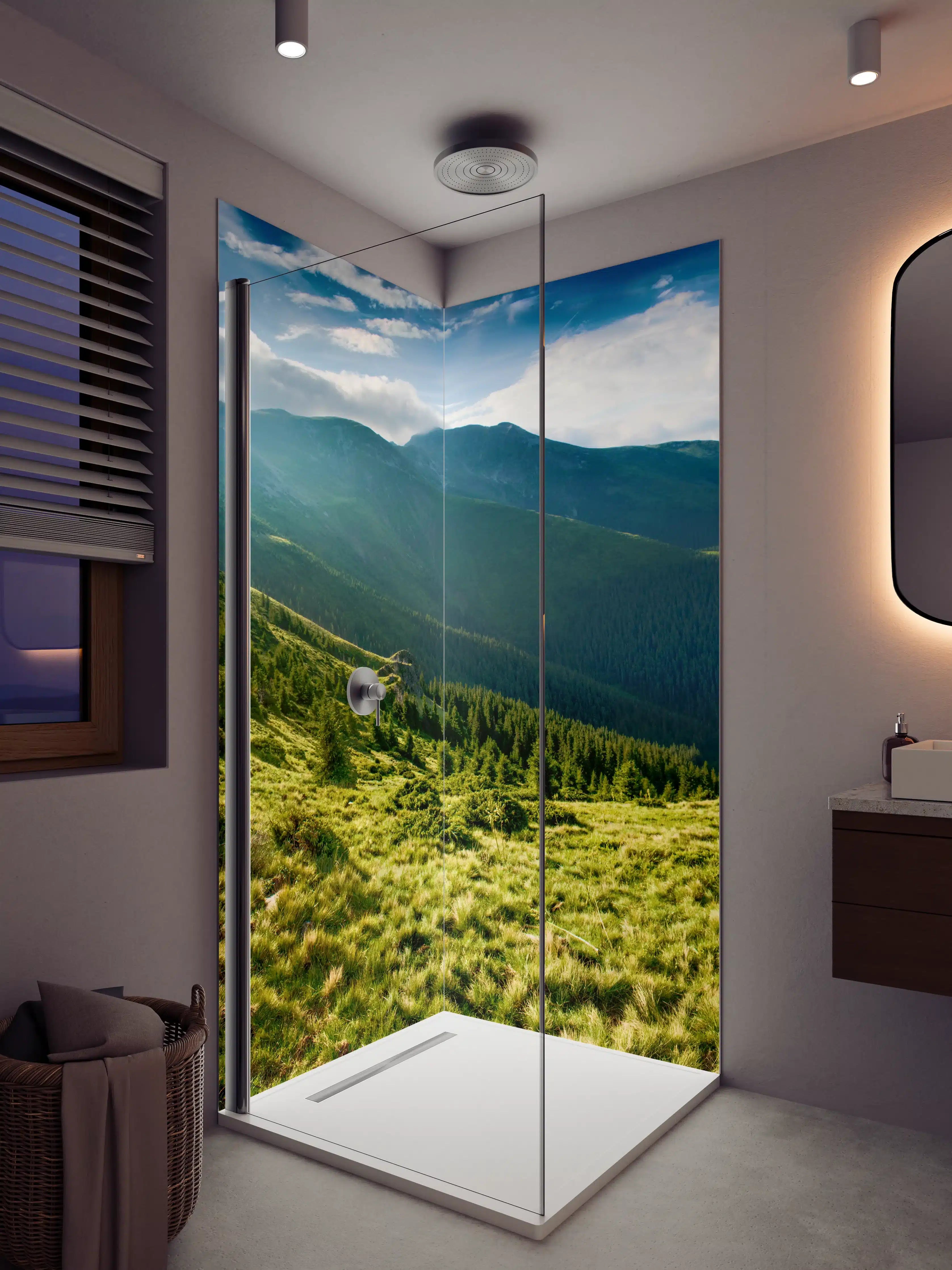 Duschrückwand - Grüne Berglandschaft im Sonnenschein