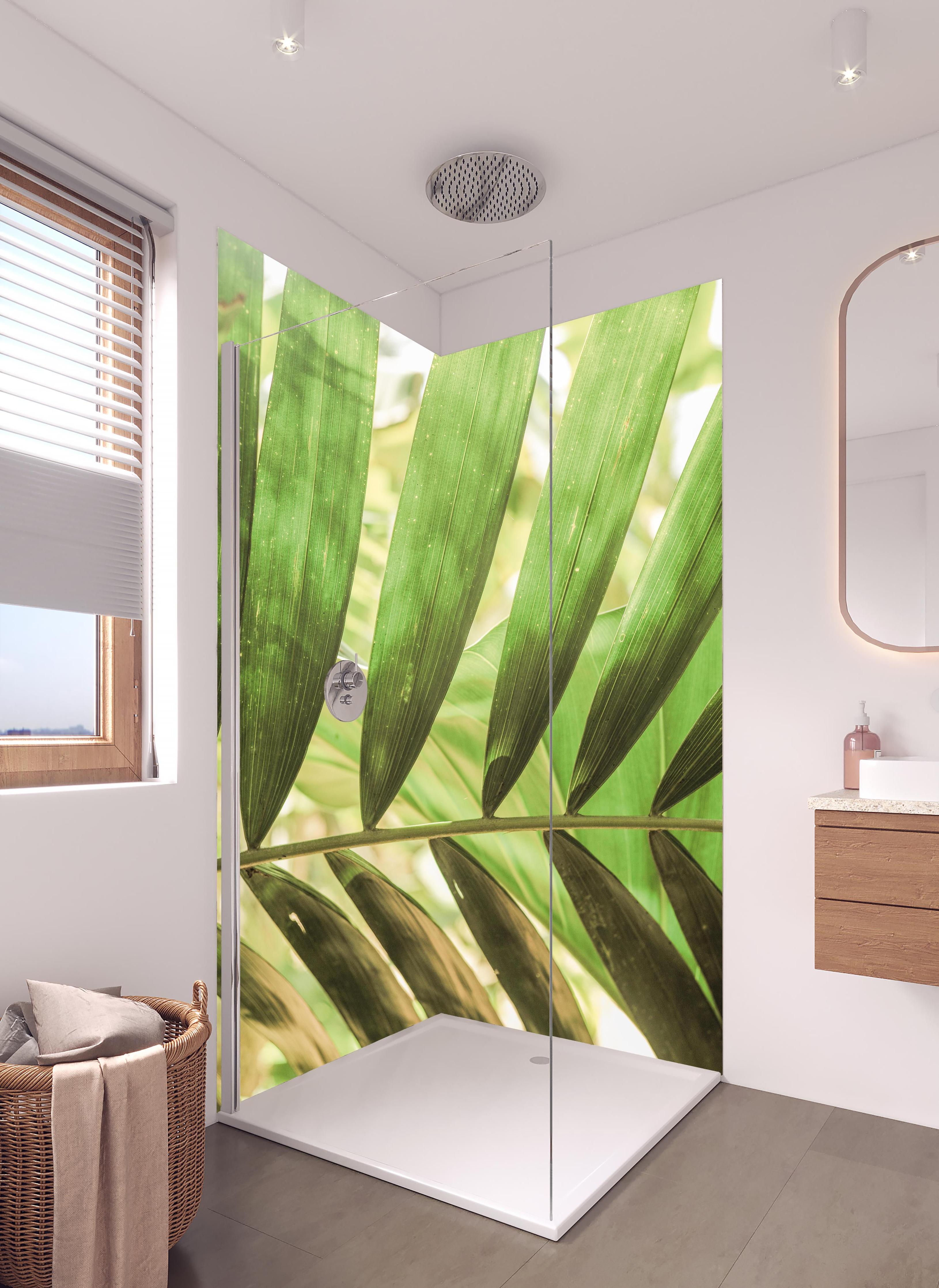 Duschrückwand - Grüne Palmenblätter in tropischem Licht in hellem Badezimmer mit Regenduschkopf - zweiteilige Eck-Duschrückwand