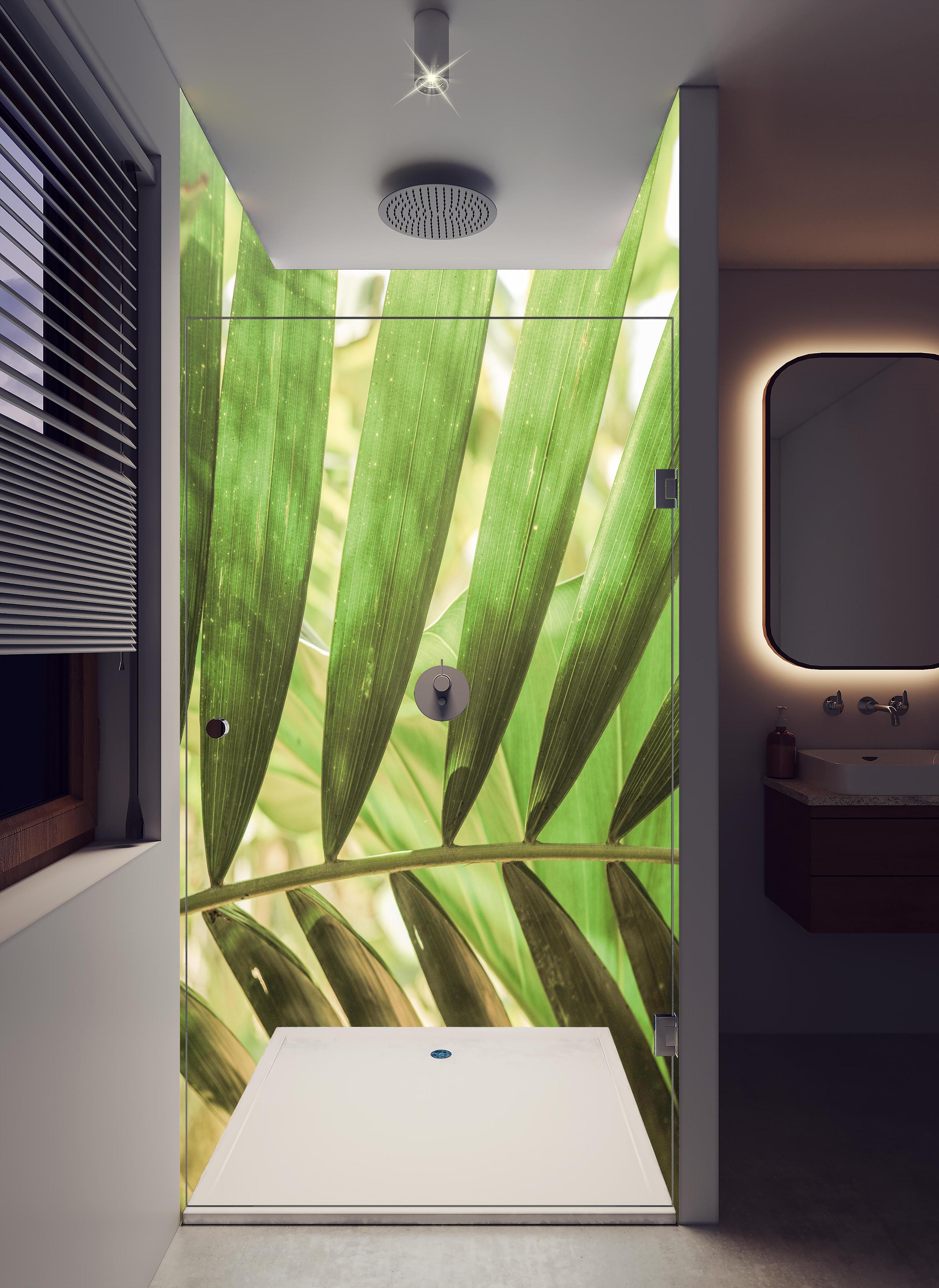 Duschrückwand - Grüne Palmenblätter in tropischem Licht in hellem Badezimmer mit Regenduschkopf - zweiteilige Eck-Duschrückwand