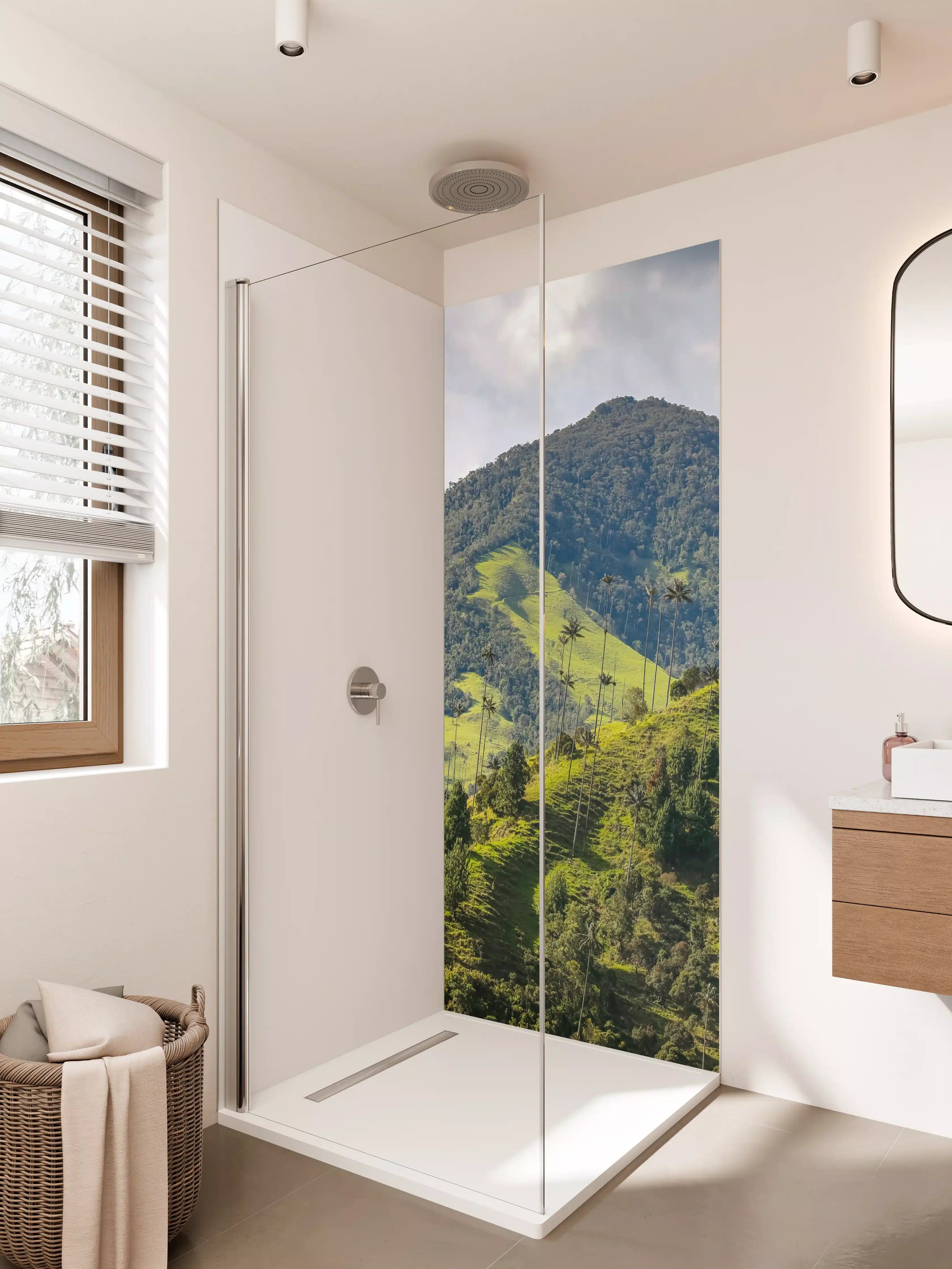 Duschrückwand - Grüne bergige Landschaft im Morgenlicht