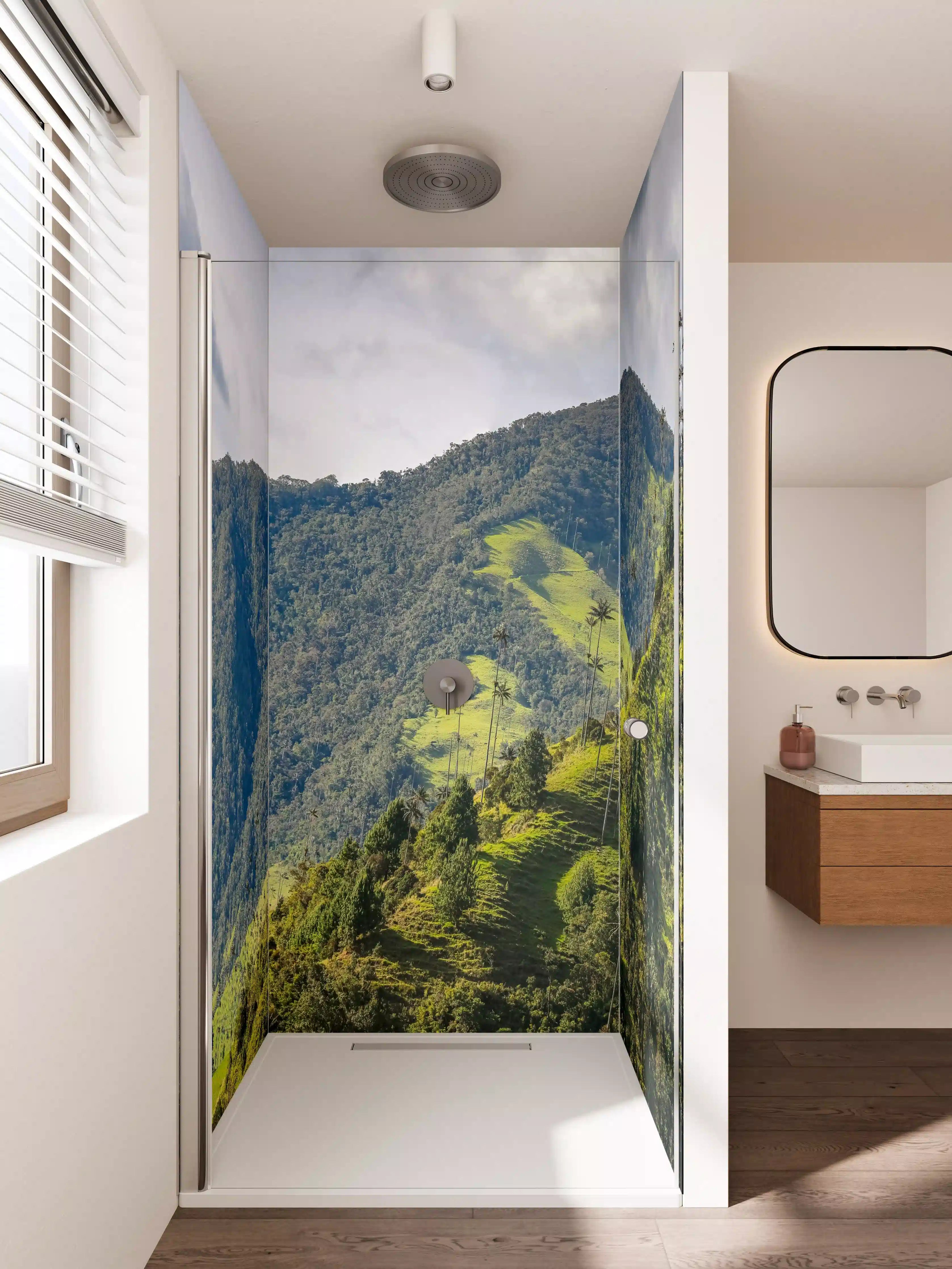 Duschrückwand - Grüne bergige Landschaft im Morgenlicht