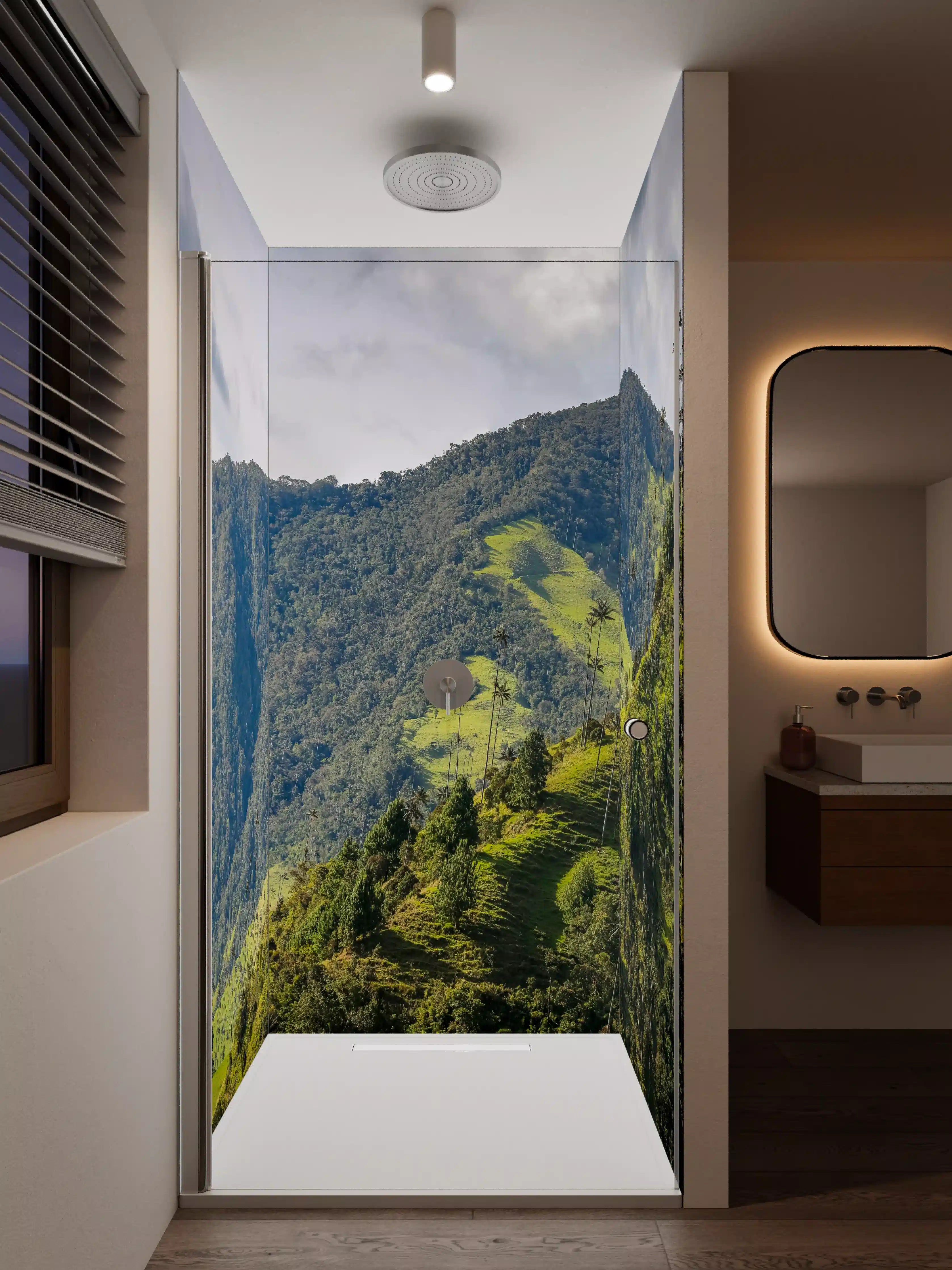 Duschrückwand - Grüne bergige Landschaft im Morgenlicht