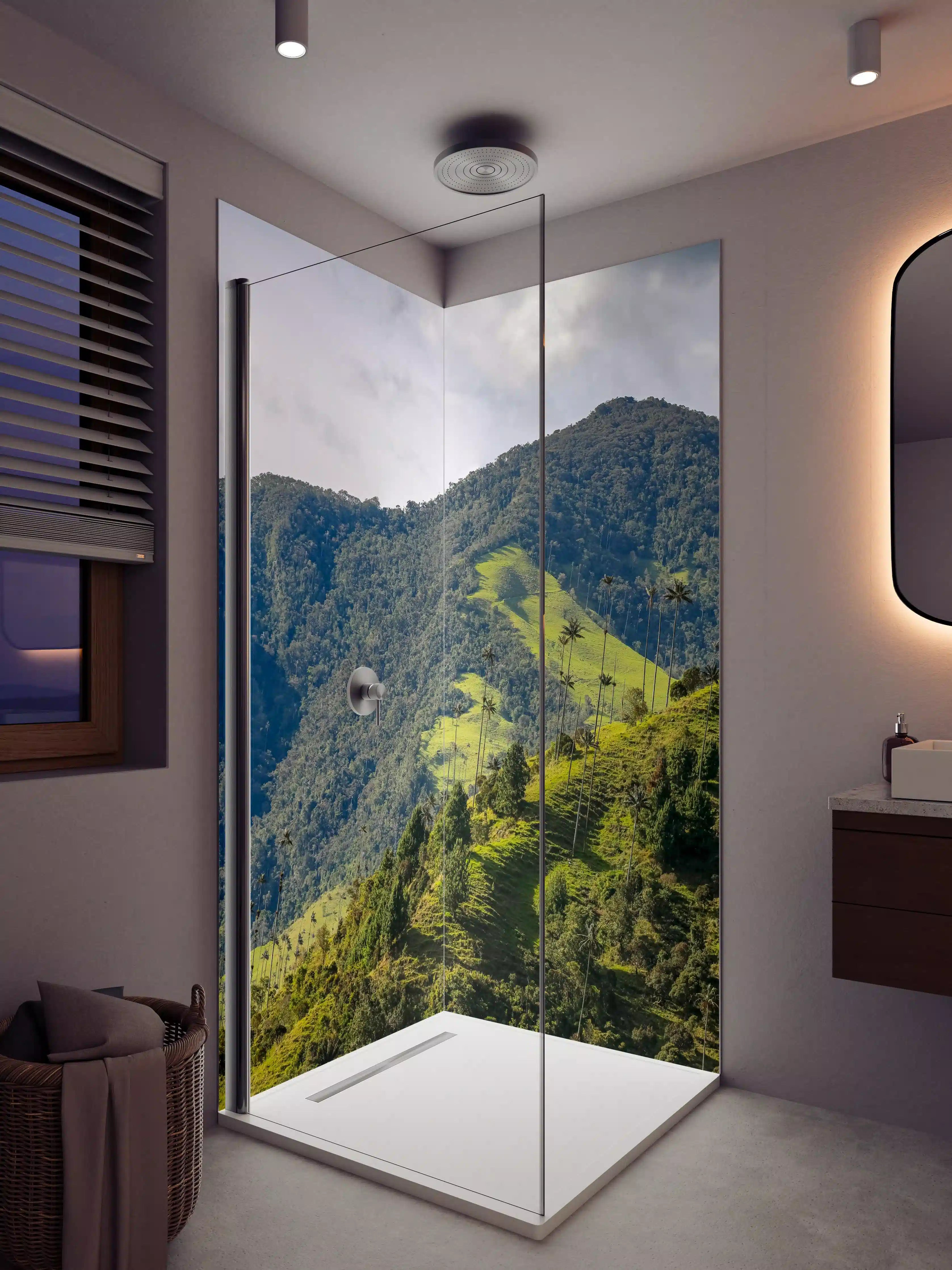 Duschrückwand - Grüne bergige Landschaft im Morgenlicht