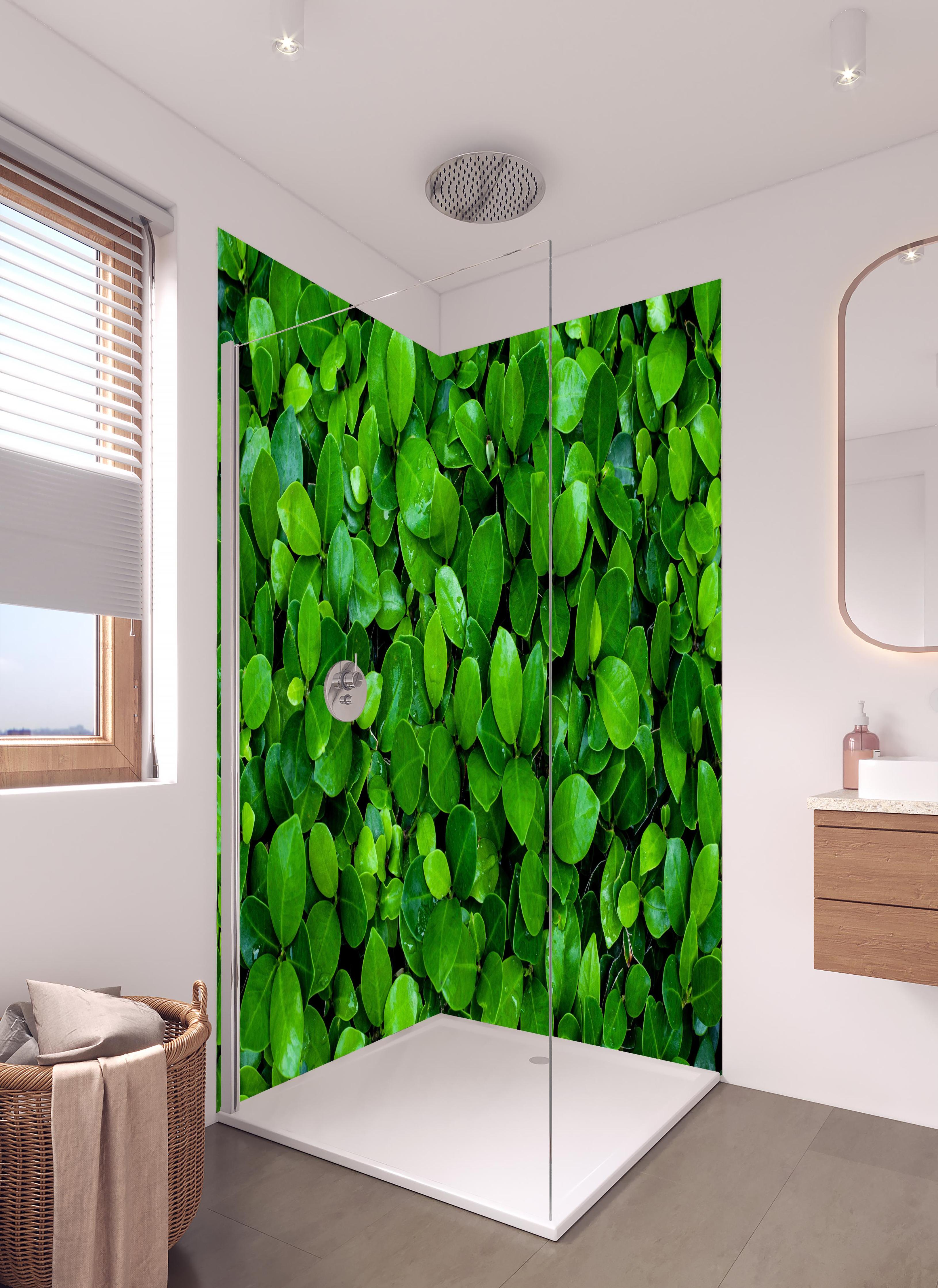 Duschrückwand - Grüne saftige Busch Blätter in hellem Badezimmer mit Regenduschkopf - zweiteilige Eck-Duschrückwand