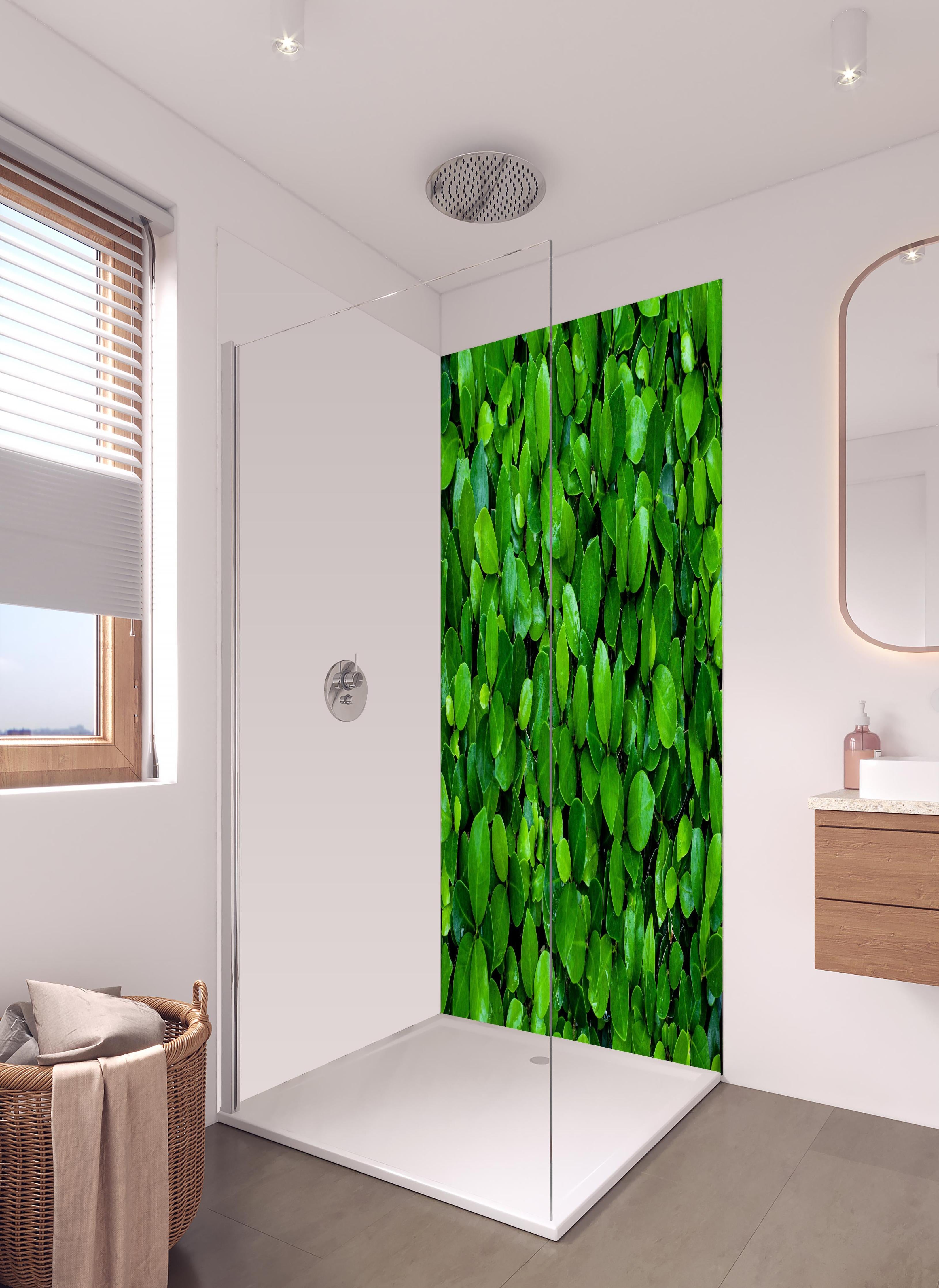 Duschrückwand - Grüne saftige Busch Blätter in hellem Badezimmer mit Regenduschkopf - zweiteilige Eck-Duschrückwand