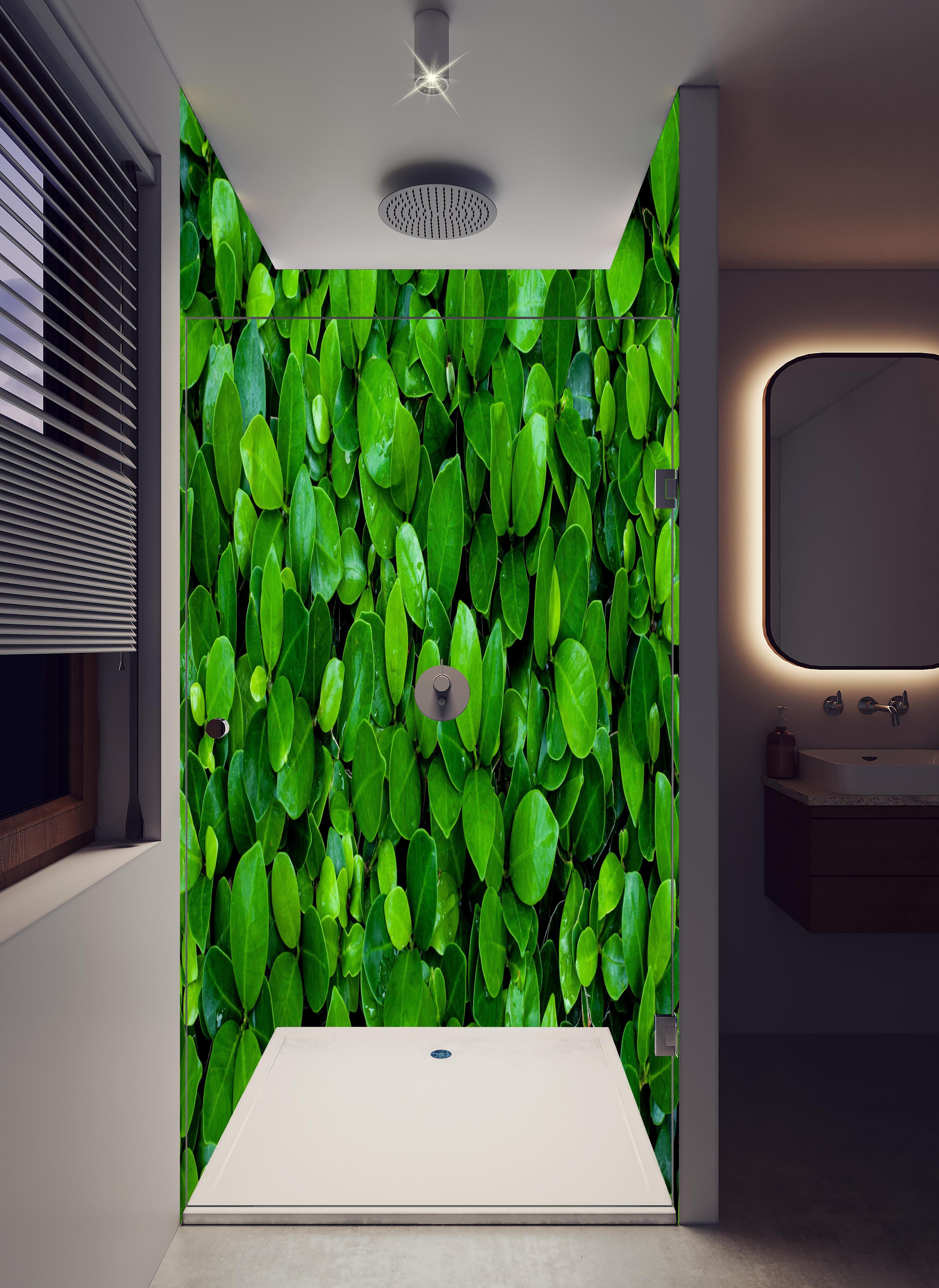 Duschrückwand - Grüne saftige Busch Blätter in hellem Badezimmer mit Regenduschkopf - zweiteilige Eck-Duschrückwand