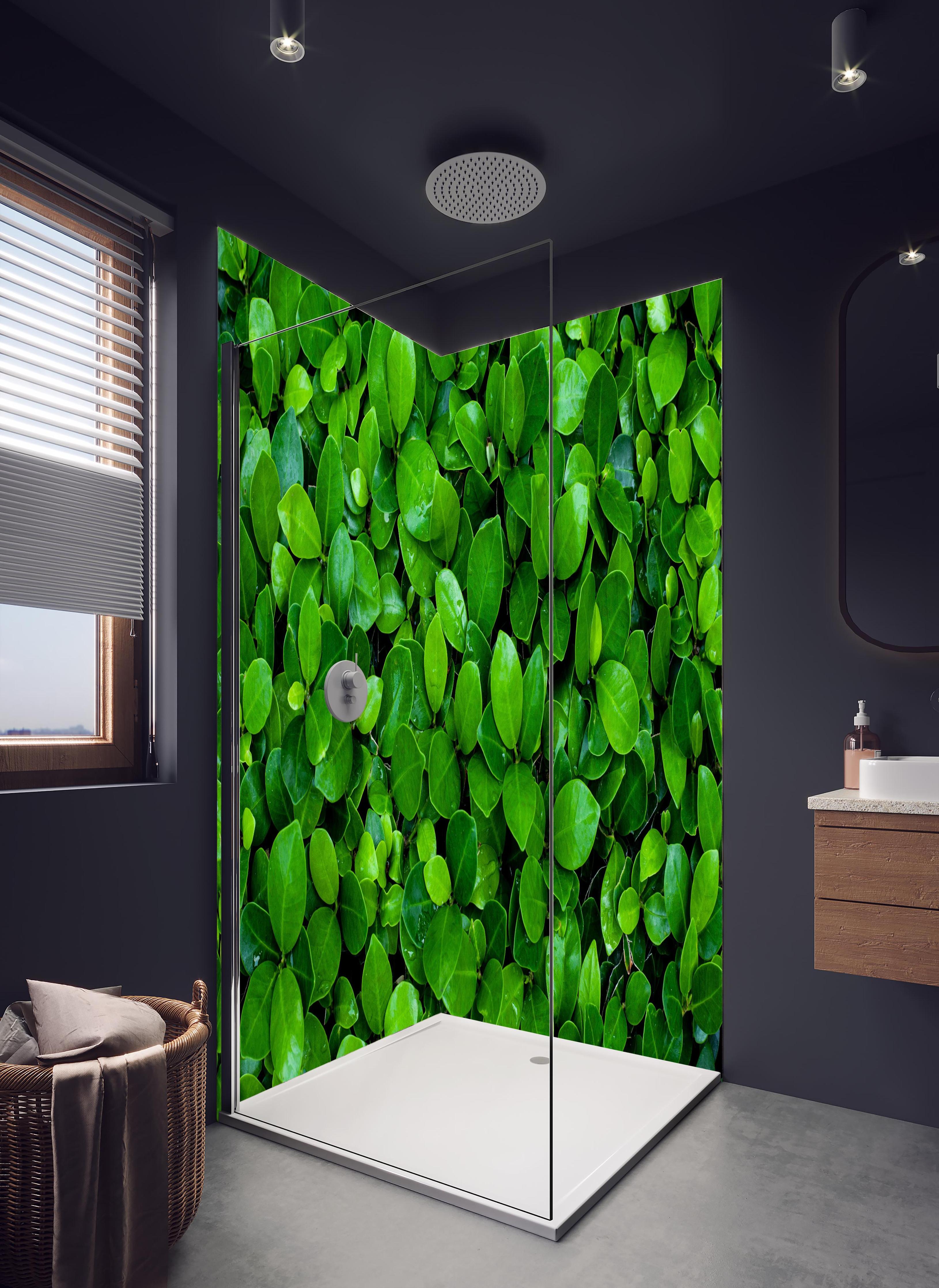 Duschrückwand - Grüne saftige Busch Blätter in hellem Badezimmer mit Regenduschkopf - zweiteilige Eck-Duschrückwand