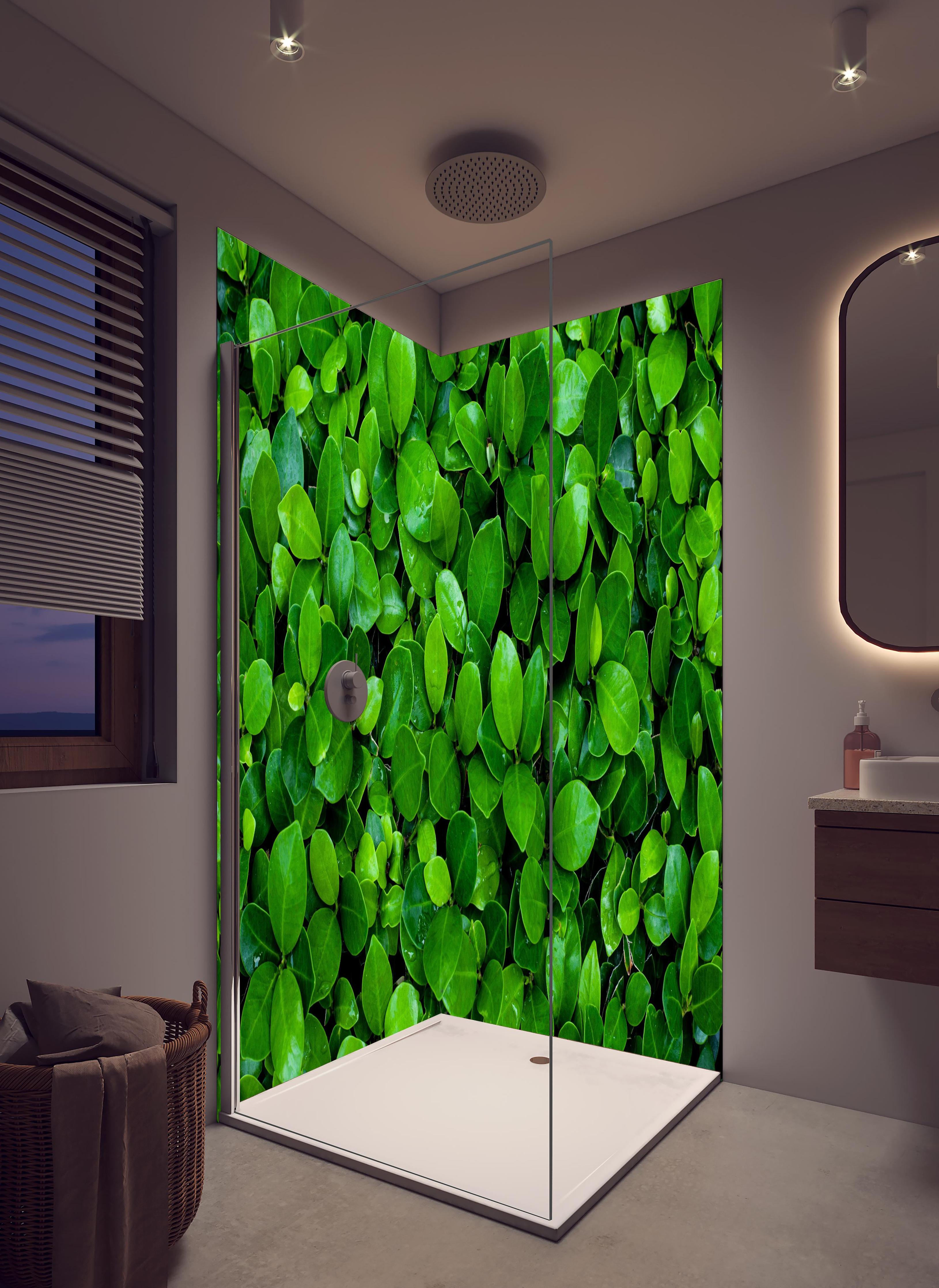 Duschrückwand - Grüne saftige Busch Blätter in hellem Badezimmer mit Regenduschkopf - zweiteilige Eck-Duschrückwand