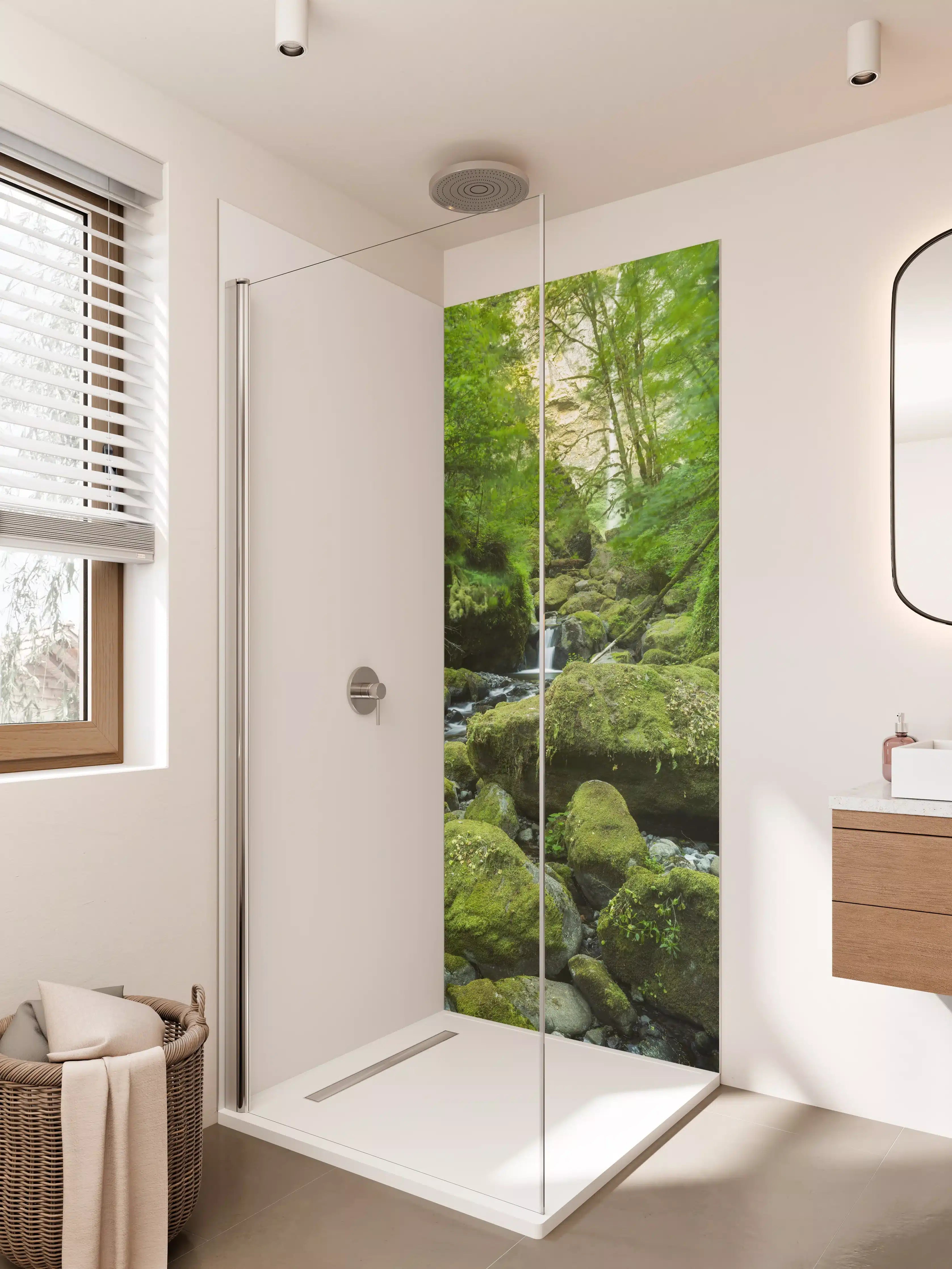 Duschrückwand - Grüner Waldbach mit moosbedeckten Steinen