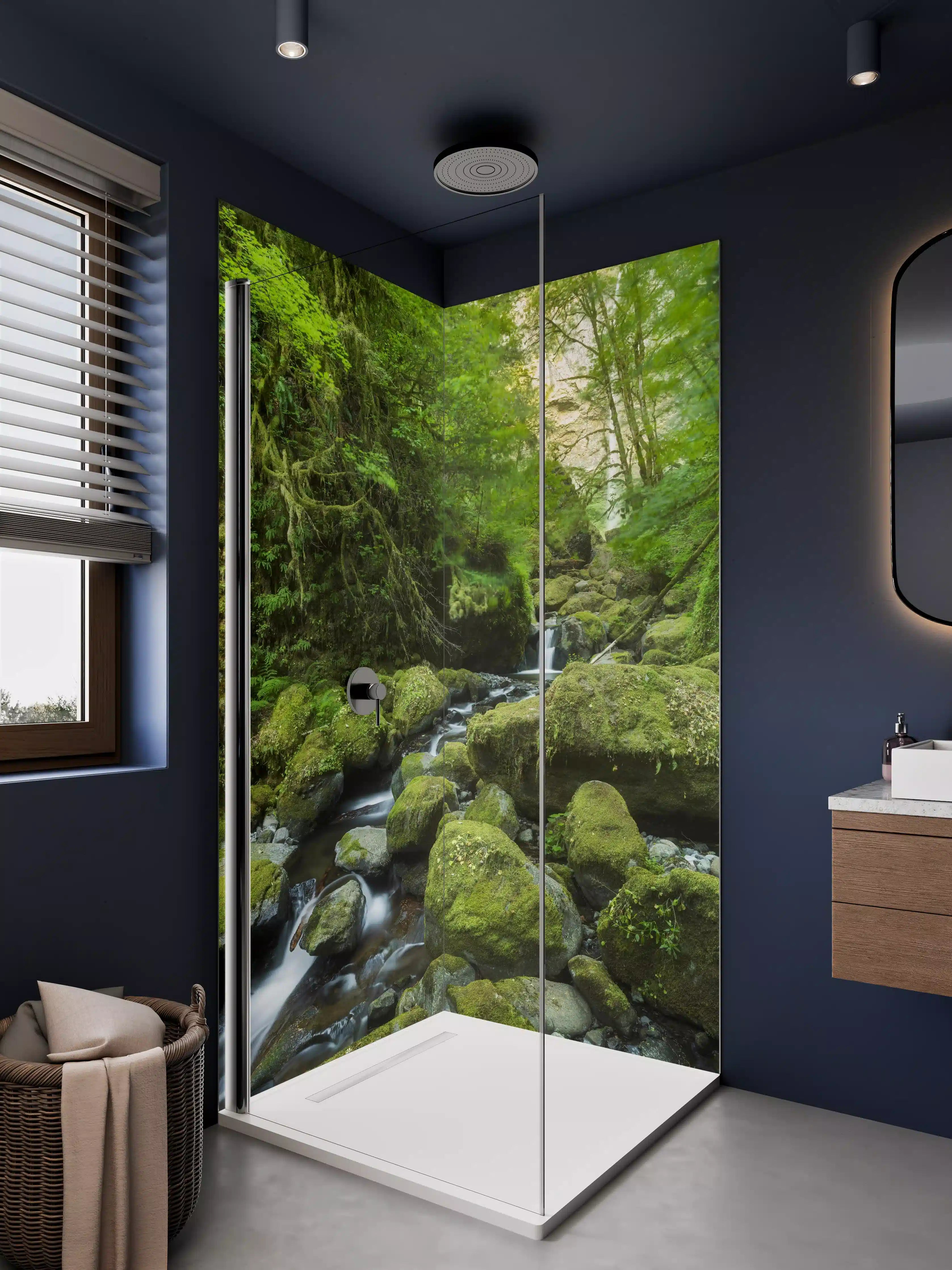 Duschrückwand - Grüner Waldbach mit moosbedeckten Steinen