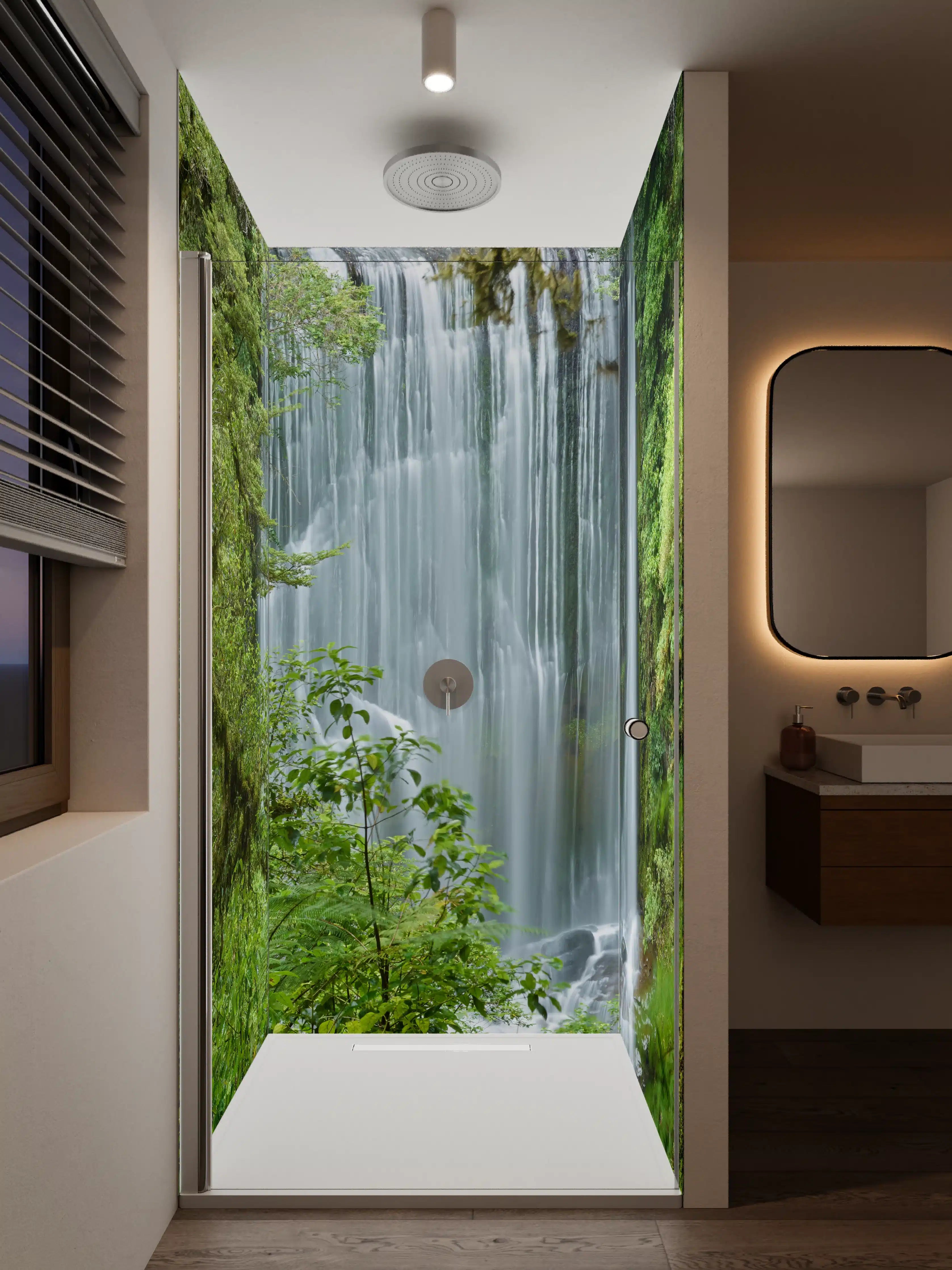 Duschrückwand - Grüner Wasserfall inmitten des Waldes