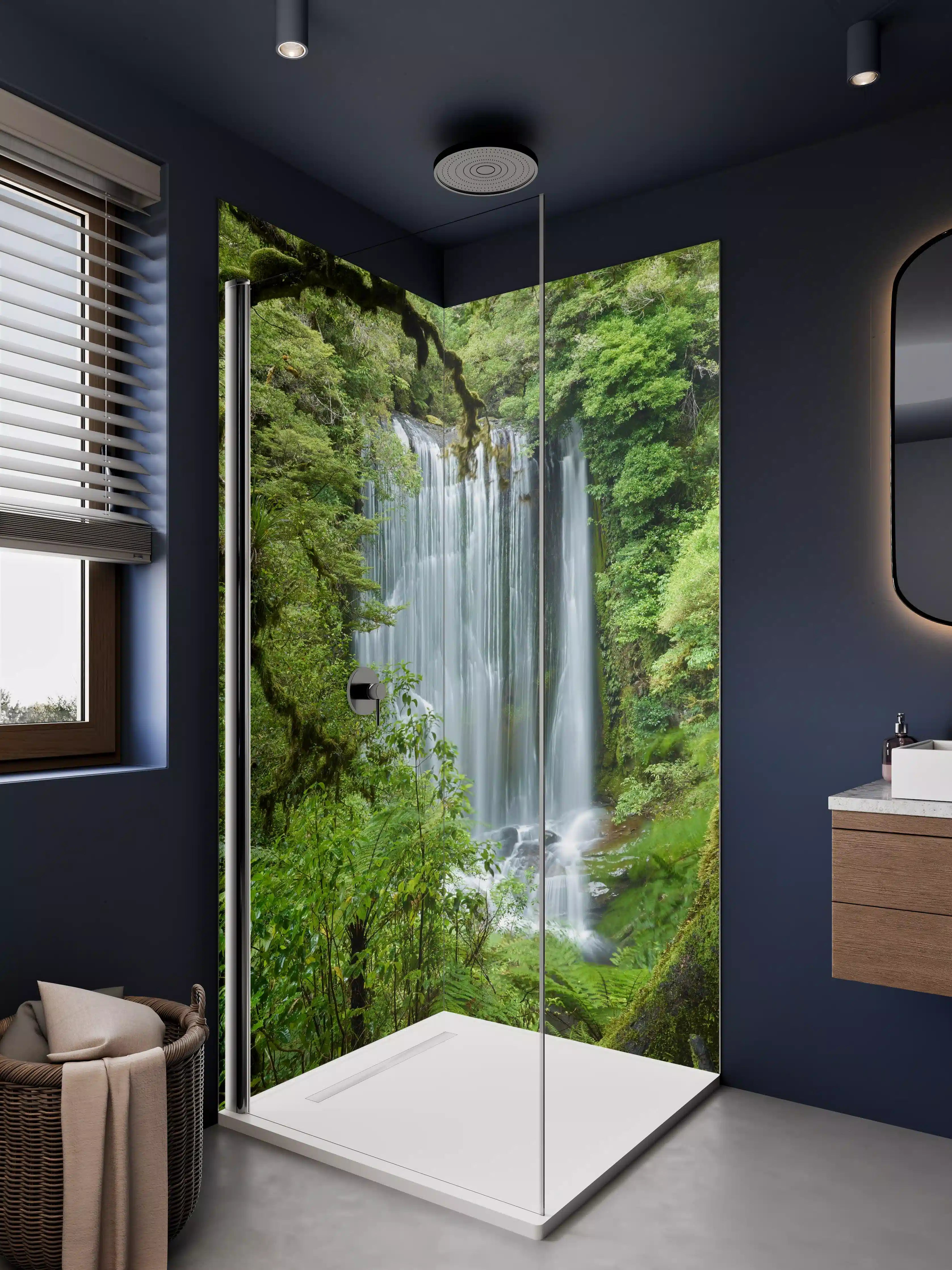 Duschrückwand - Grüner Wasserfall inmitten des Waldes