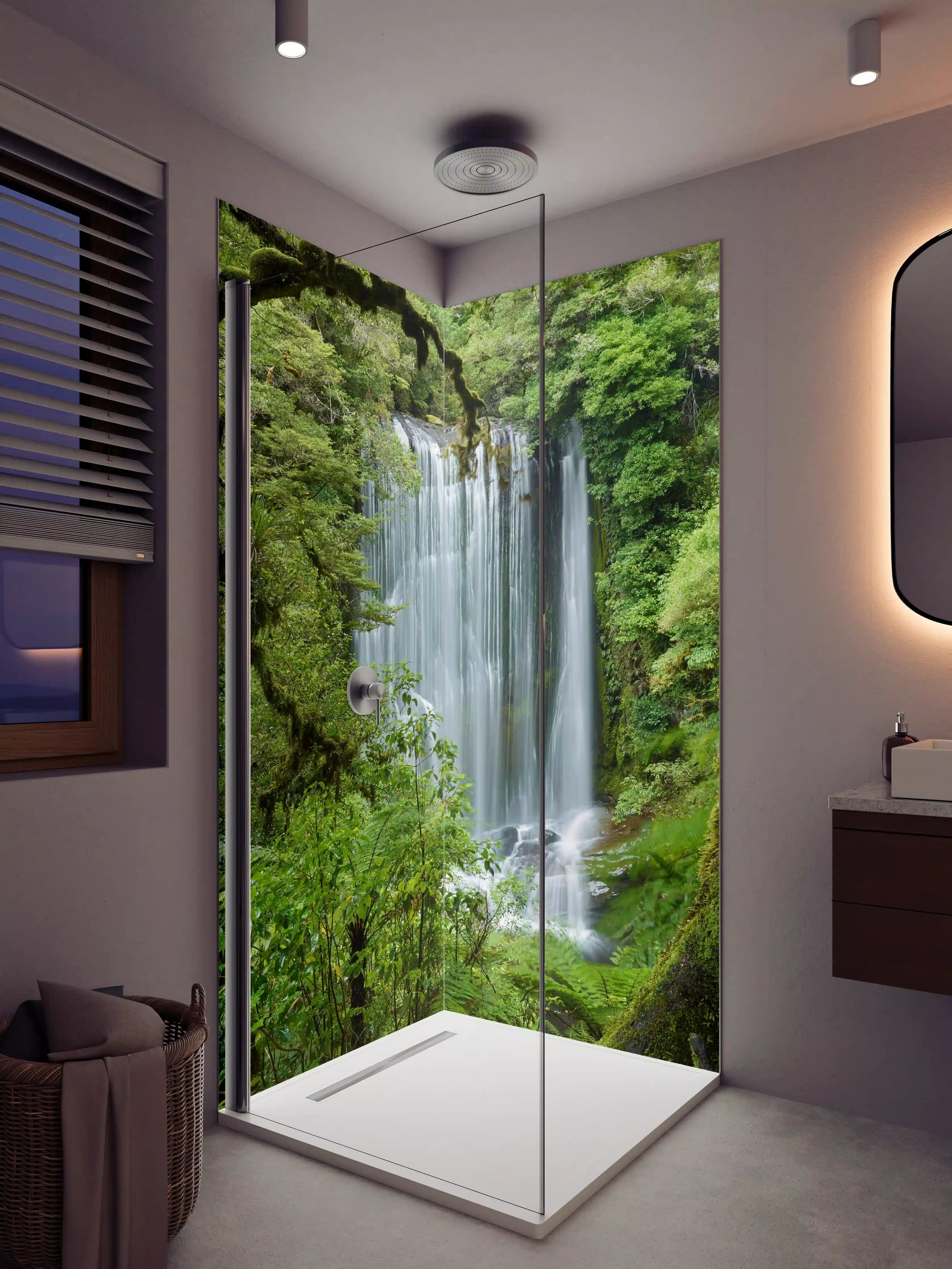 Duschrückwand - Grüner Wasserfall inmitten des Waldes