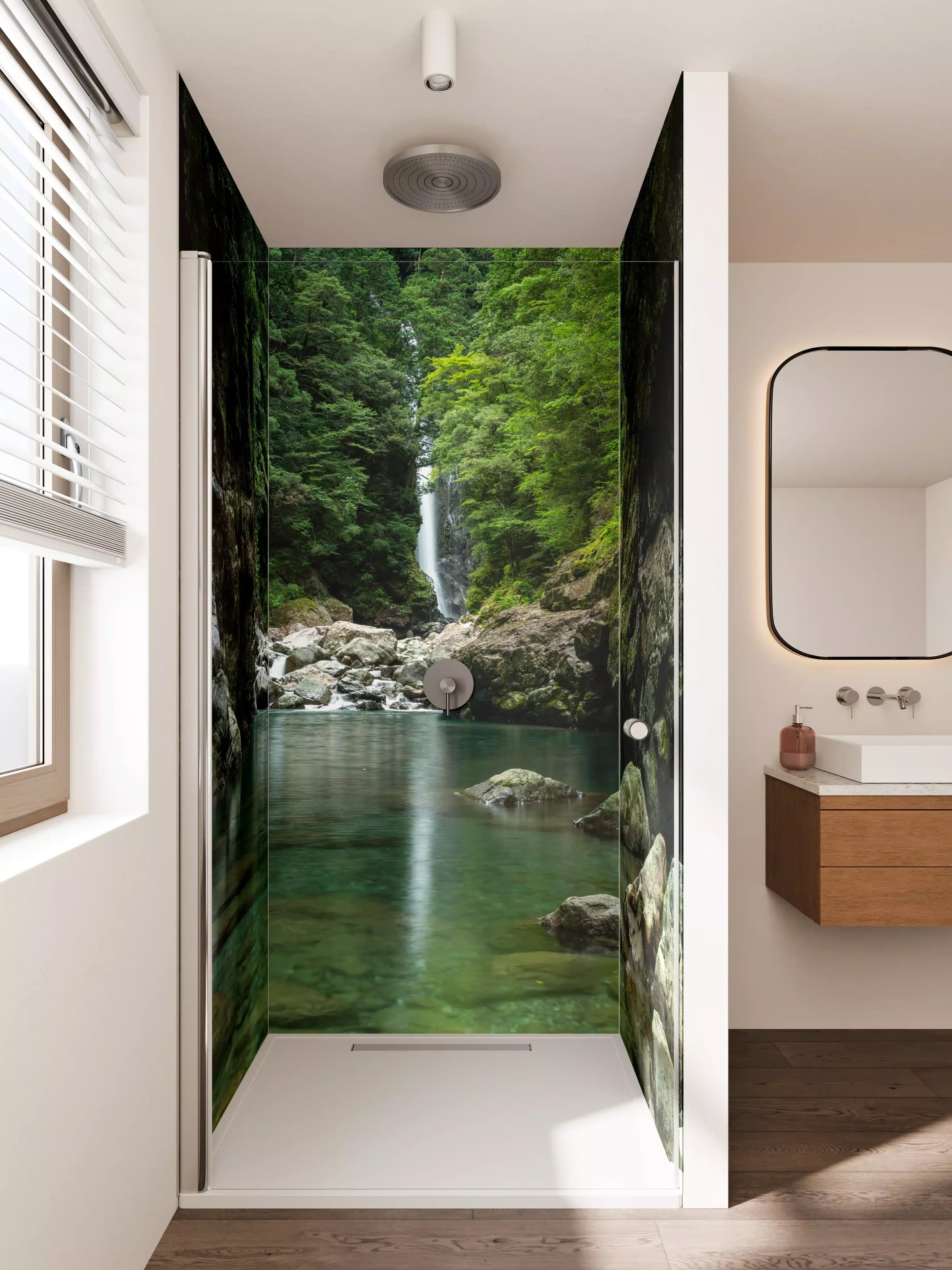 Duschrückwand - Grüner Wasserfall inmitten eines Dschungels
