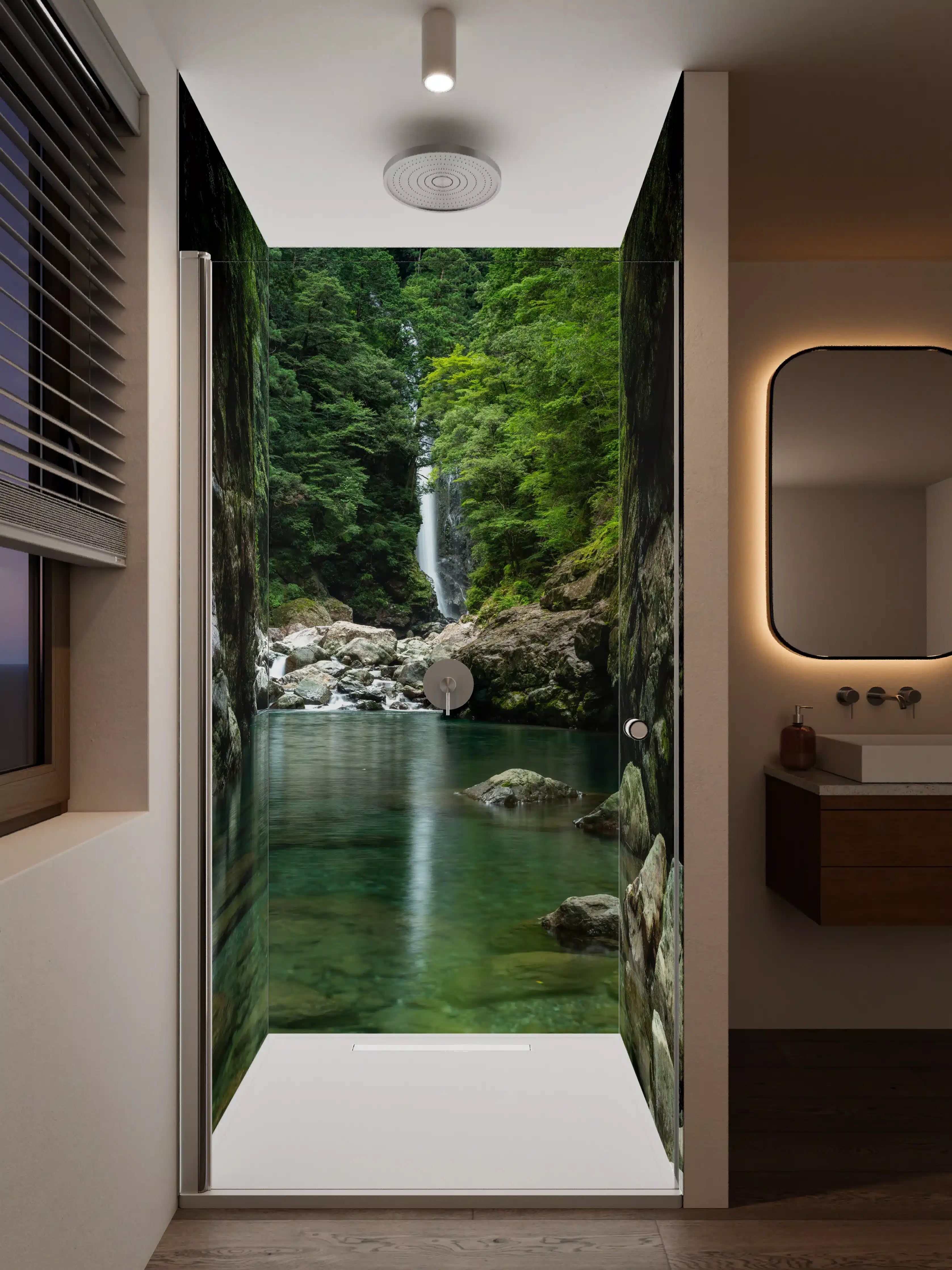 Duschrückwand - Grüner Wasserfall inmitten eines Dschungels