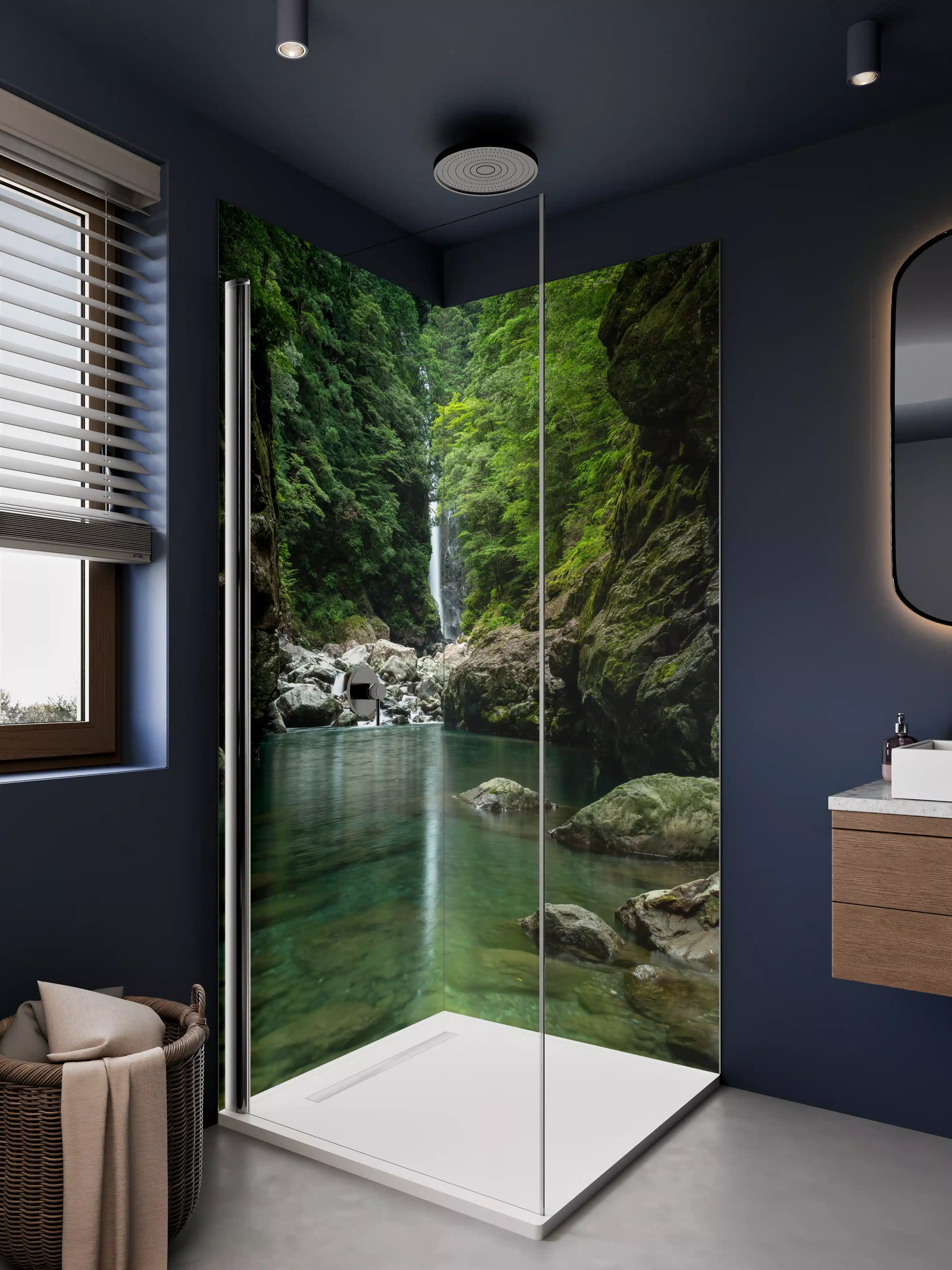 Duschrückwand - Grüner Wasserfall inmitten eines Dschungels