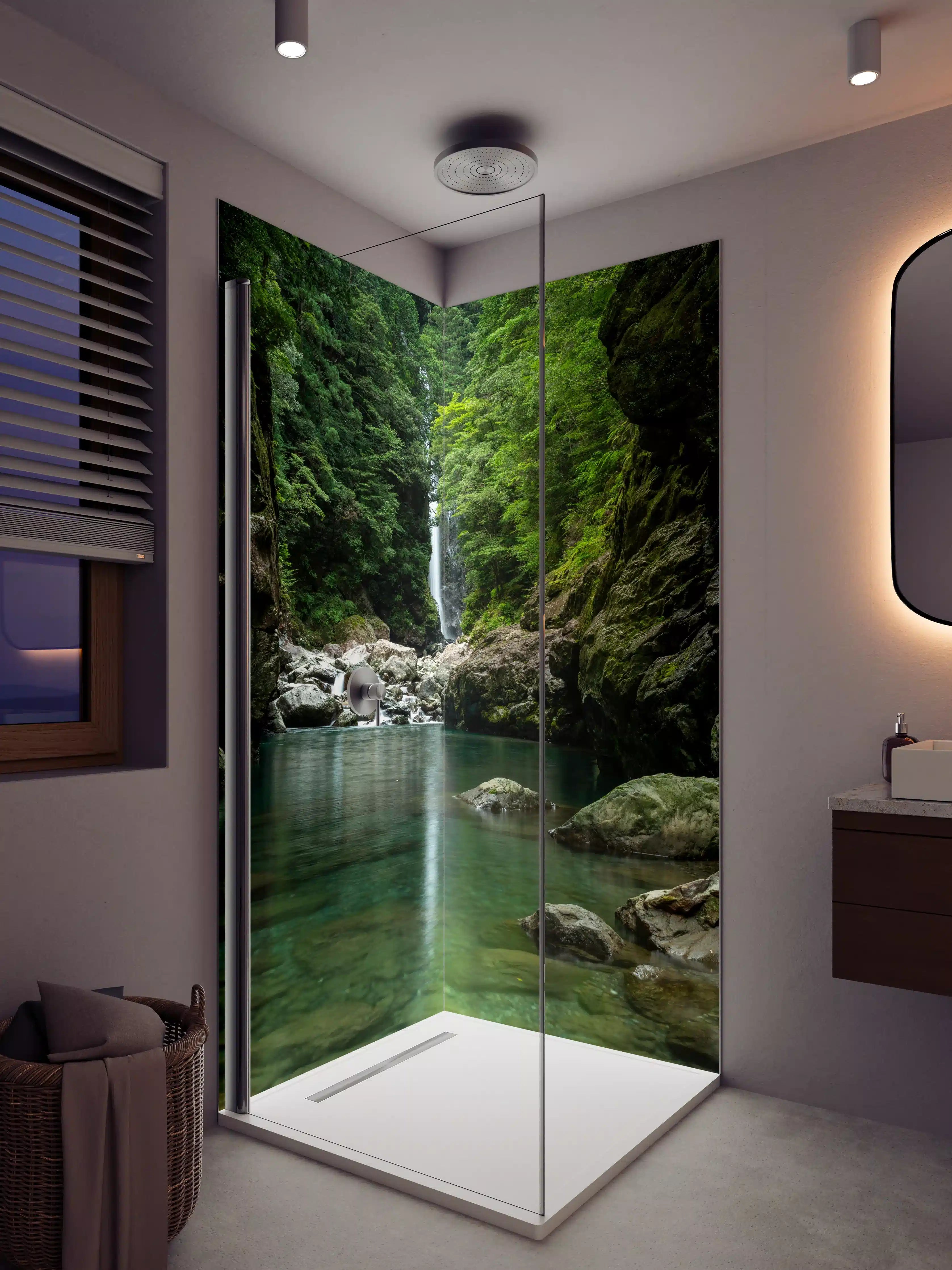 Duschrückwand - Grüner Wasserfall inmitten eines Dschungels