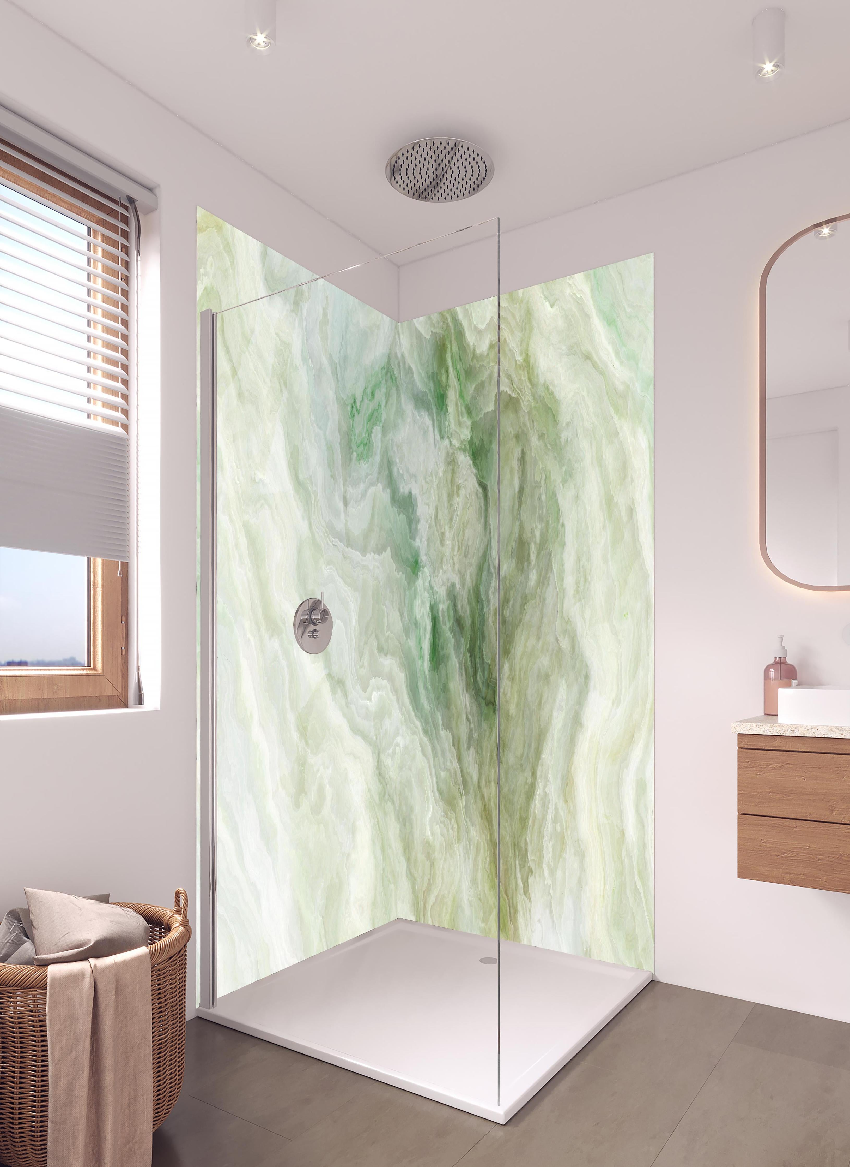 Duschrückwand - Grünlicher Onyx in hellem Badezimmer mit Regenduschkopf - zweiteilige Eck-Duschrückwand