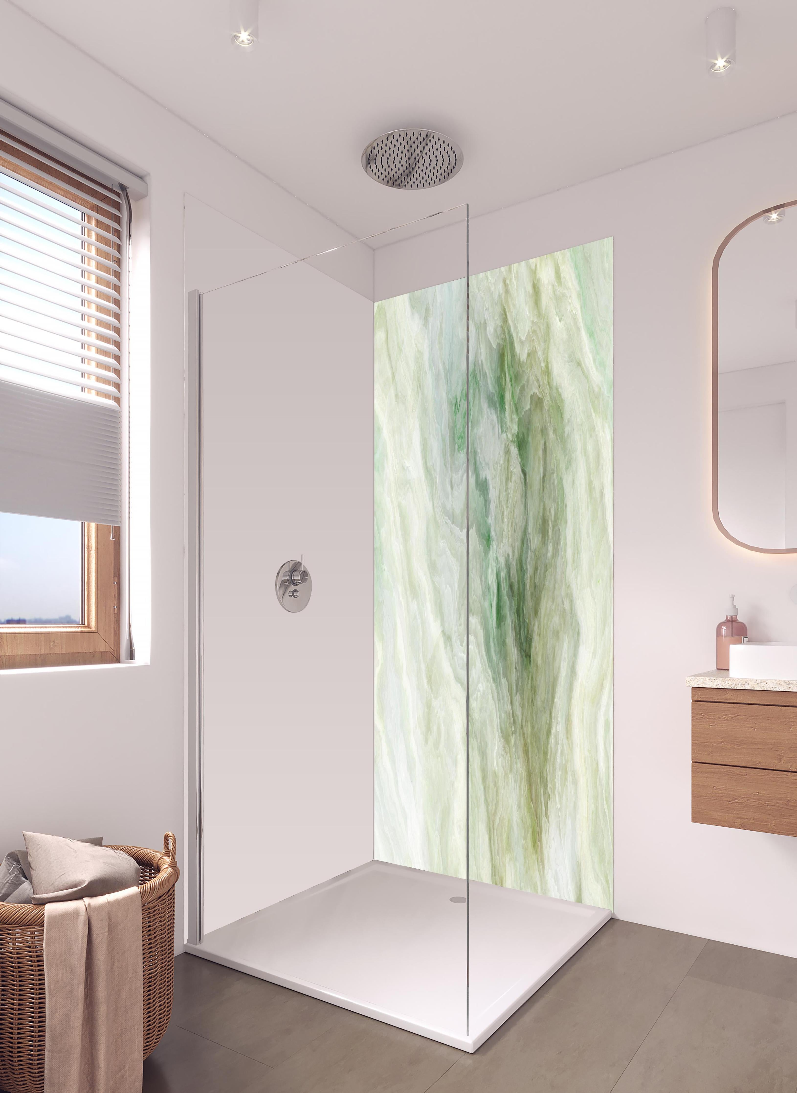 Duschrückwand - Grünlicher Onyx in hellem Badezimmer mit Regenduschkopf - zweiteilige Eck-Duschrückwand