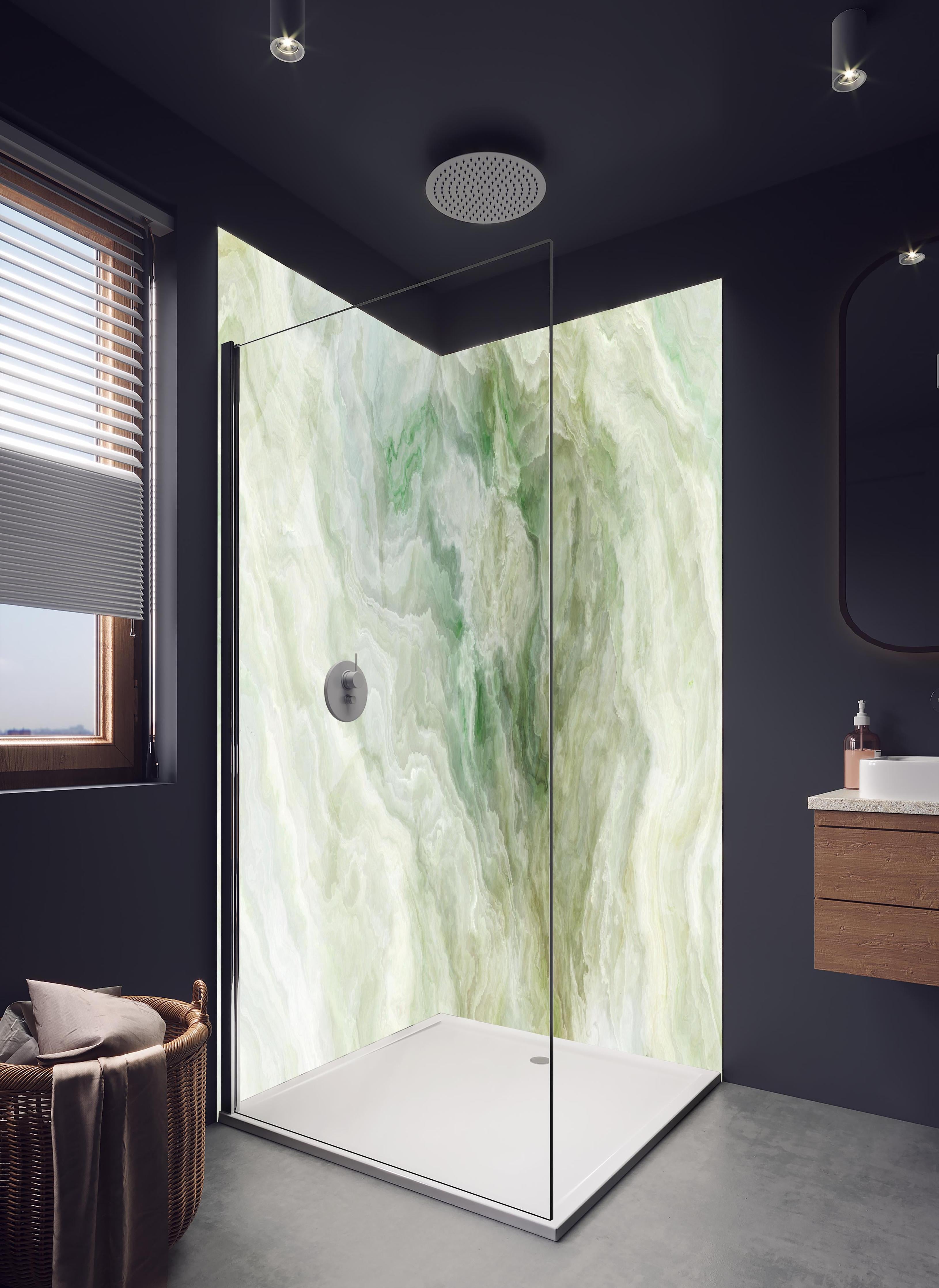 Duschrückwand - Grünlicher Onyx in hellem Badezimmer mit Regenduschkopf - zweiteilige Eck-Duschrückwand