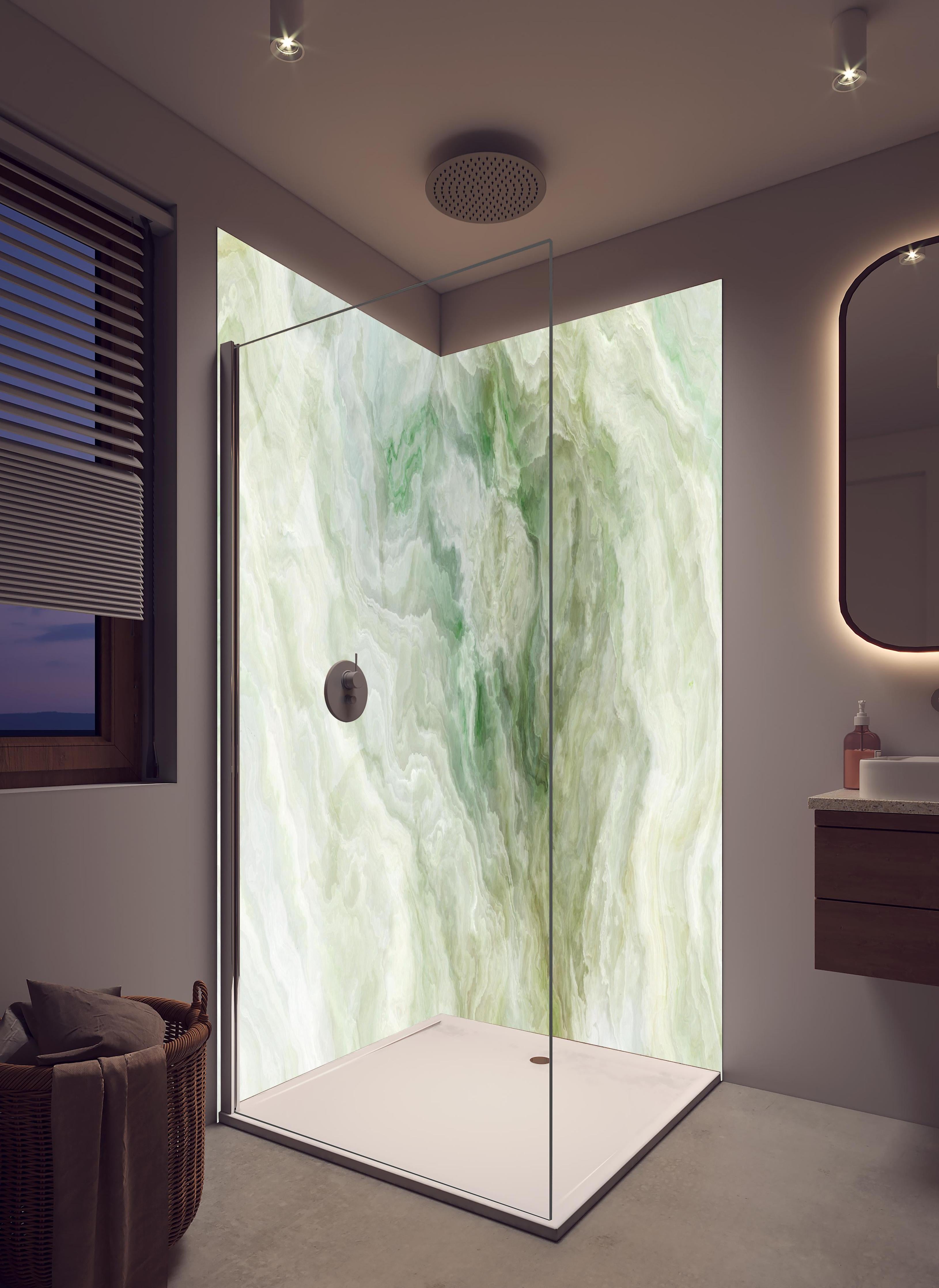 Duschrückwand - Grünlicher Onyx in hellem Badezimmer mit Regenduschkopf - zweiteilige Eck-Duschrückwand