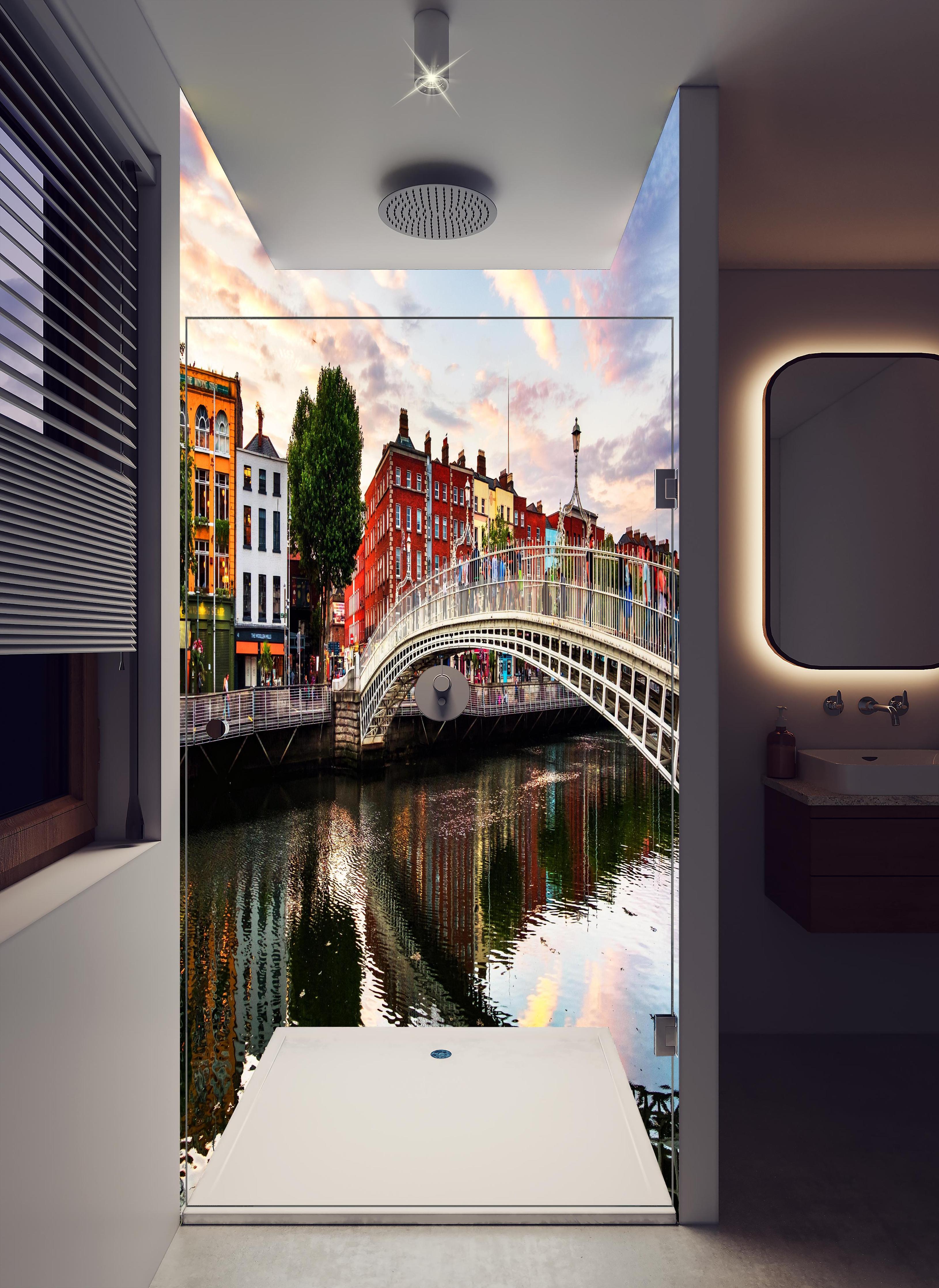 Duschrückwand - Ha Penny Bridge - Dublin in hellem Badezimmer mit Regenduschkopf - zweiteilige Eck-Duschrückwand