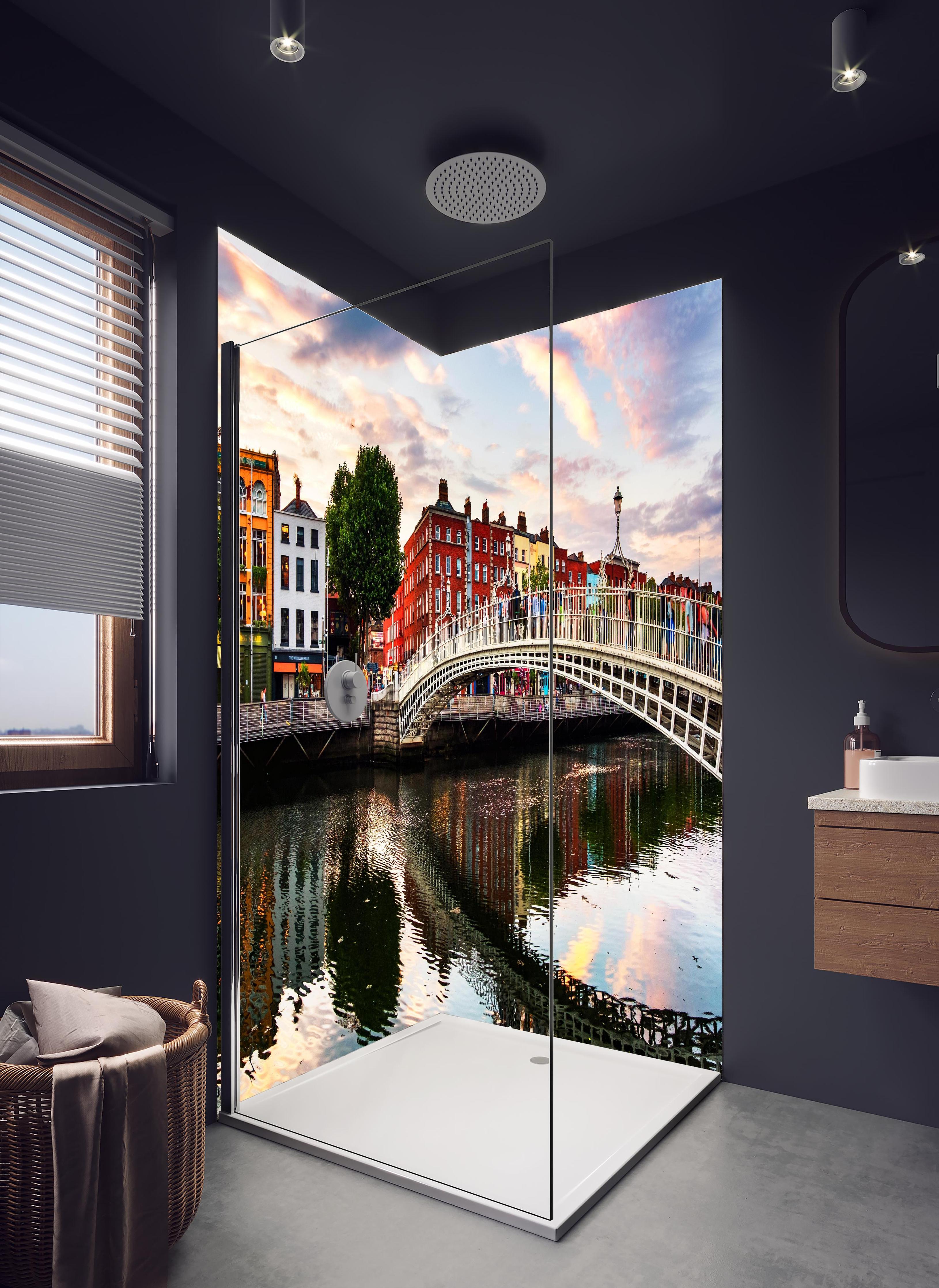 Duschrückwand - Ha Penny Bridge - Dublin in hellem Badezimmer mit Regenduschkopf - zweiteilige Eck-Duschrückwand