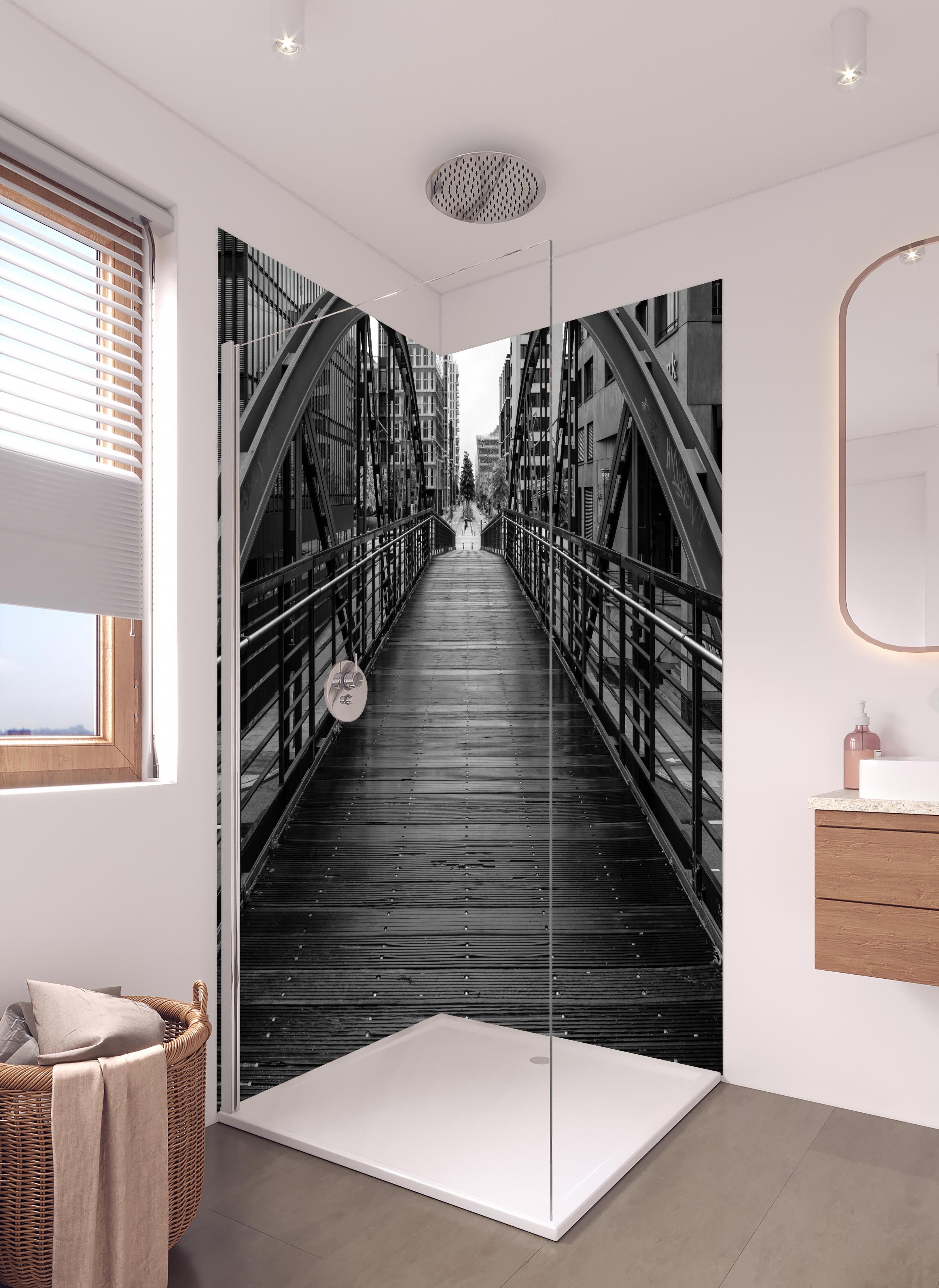 Duschrückwand - Hamburg - magische Brücke in hellem Badezimmer mit Regenduschkopf - zweiteilige Eck-Duschrückwand