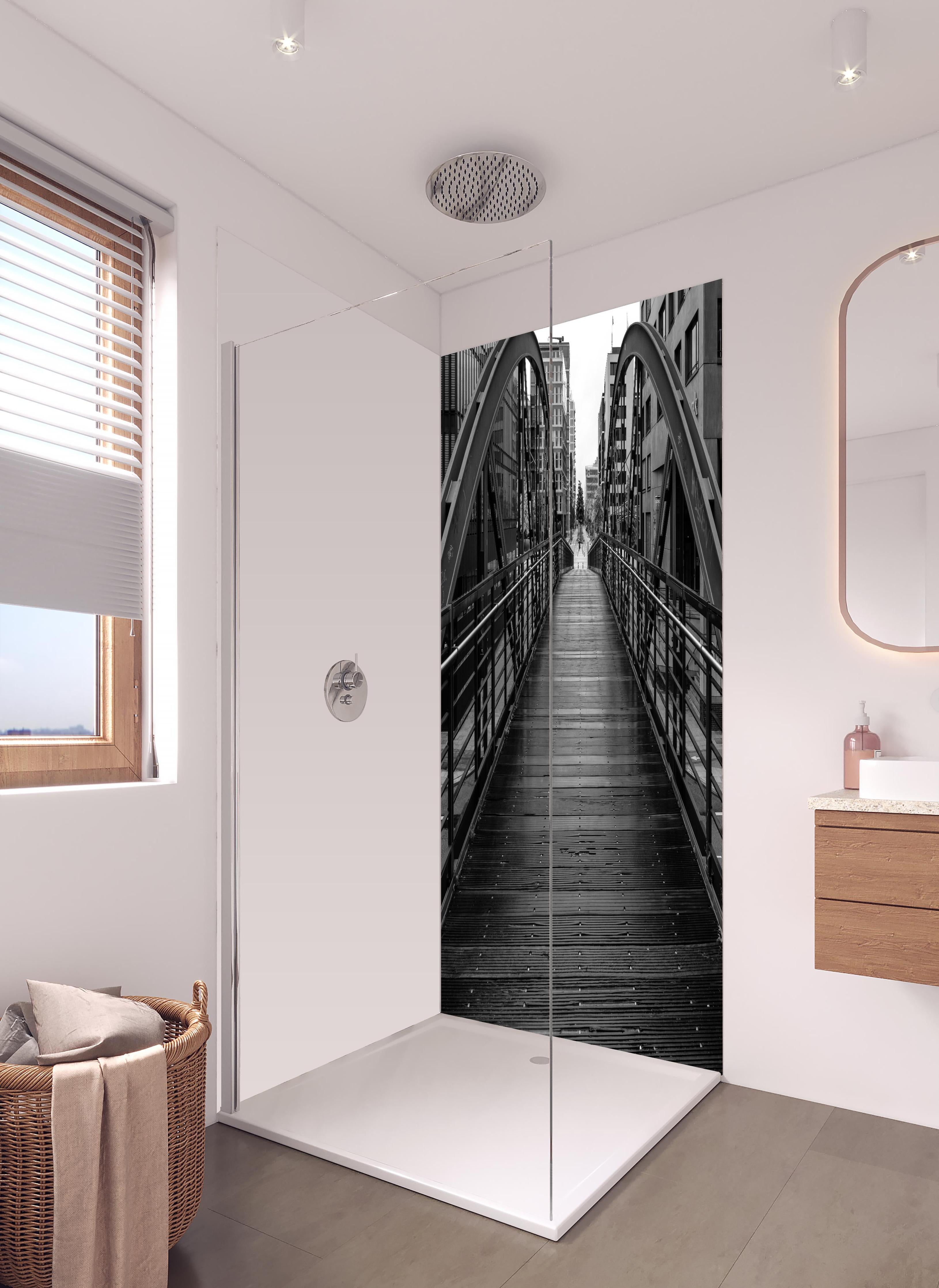 Duschrückwand - Hamburg - magische Brücke in hellem Badezimmer mit Regenduschkopf - zweiteilige Eck-Duschrückwand