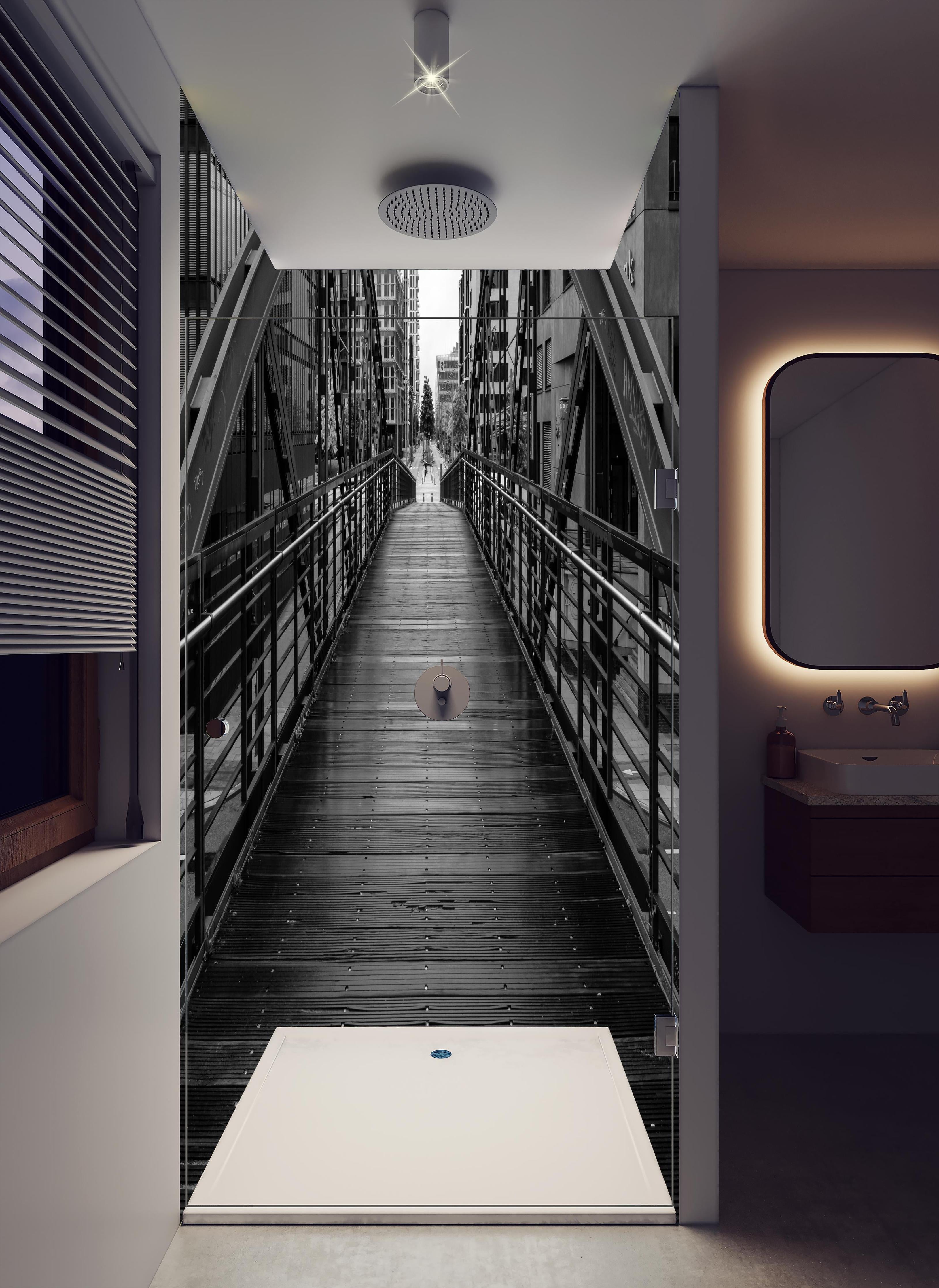 Duschrückwand - Hamburg - magische Brücke in hellem Badezimmer mit Regenduschkopf - zweiteilige Eck-Duschrückwand