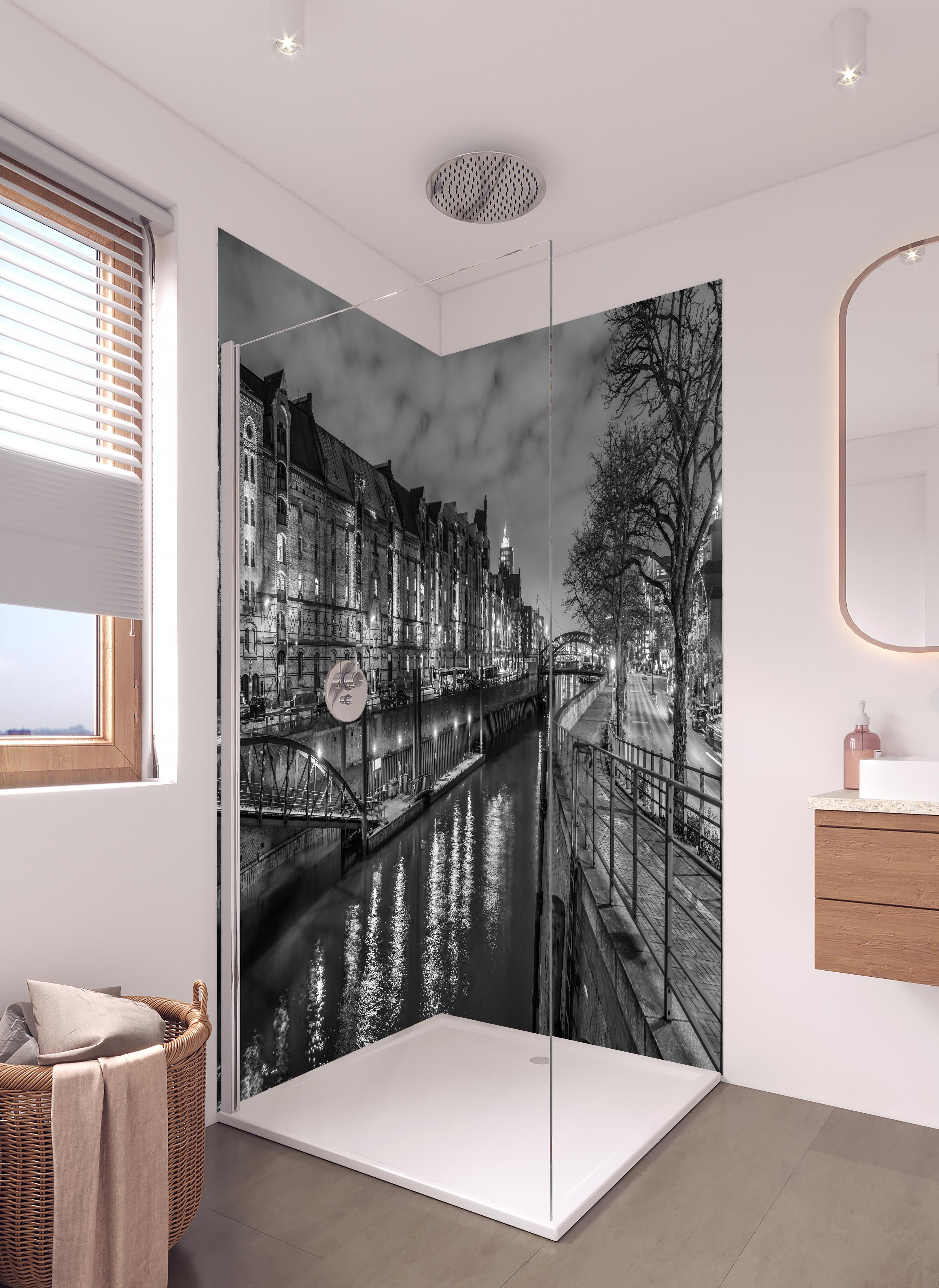 Duschrückwand - Hamburg Nacht in hellem Badezimmer mit Regenduschkopf - zweiteilige Eck-Duschrückwand