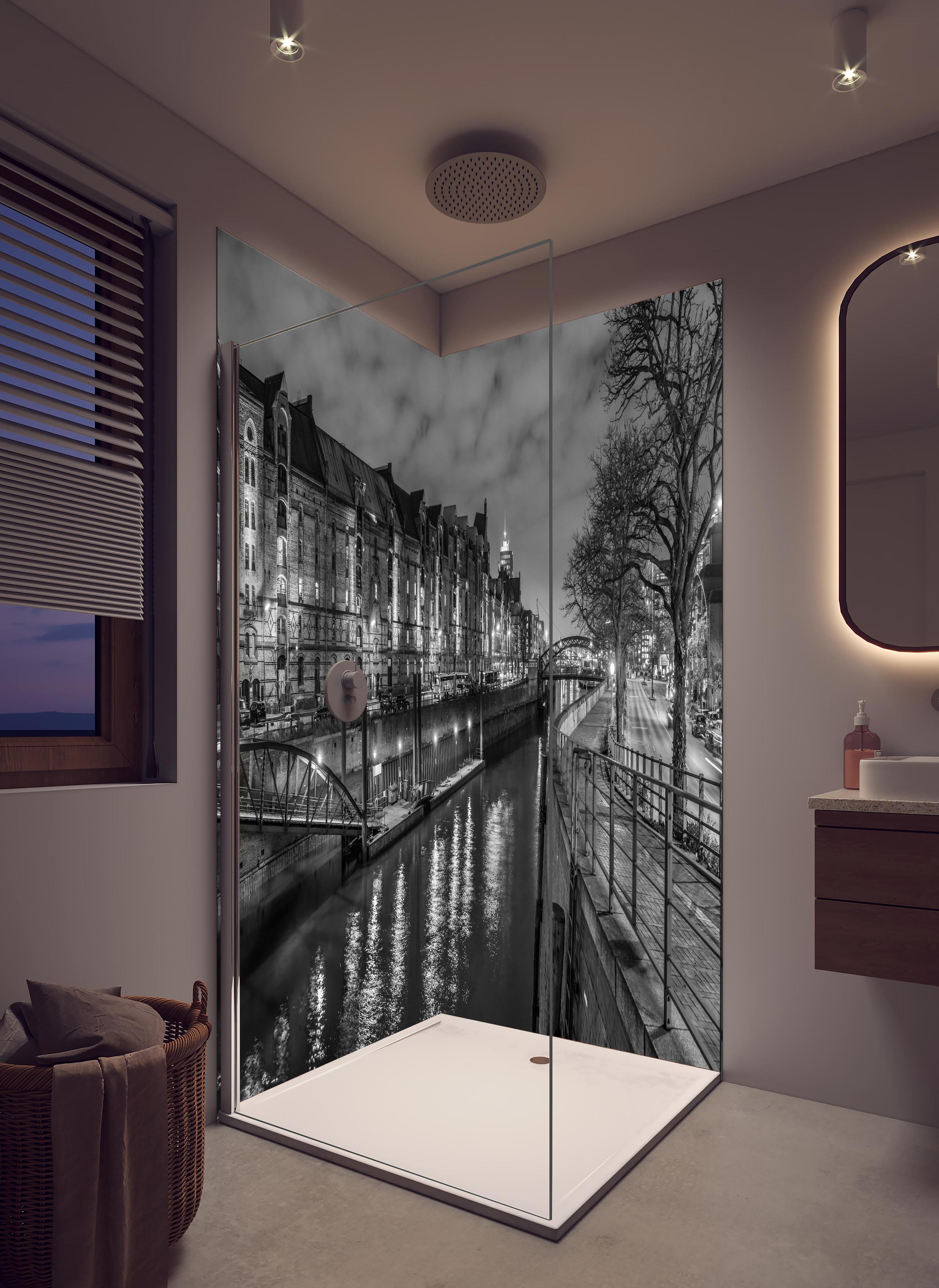 Duschrückwand - Hamburg Nacht in hellem Badezimmer mit Regenduschkopf - zweiteilige Eck-Duschrückwand